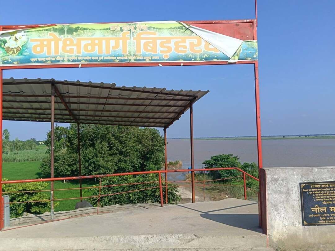 संत कबीर नगर के धनघटा में बिड़हर घाट मोक्षधाम को ग्रीन वैली बनाने की पहल, नील मणि जुटे
संत कबीर नगर के धनघटा क्षेत्र में बिड़हर घाट के दक्षिणी किनारे स्थित मोक्षधाम को सुविधाओं से युक्त और हरित क्षेत्र के रूप में विकसित करने की पहल पूर्व विधानसभा प्रत्याशी एवं भाजपा नेता नील मणि ने शुरू की है।
उनका प्रयास मोक्षधाम परिसर को ‘ग्रीन वैली’ के रूप में विकसित करना है।
अंतिम संस्कार के लिए आने वाले लोगों की सुविधा को देखते हुए निजी संसाधनों से पुल के अप्रोच से नीचे उतरने के लिए सीढ़ियों का निर्माण कराया गया है। वहीं विश्रामालय, स्वच्छ पेयजल के लिए इंडिया मार्का हैंडपंप और शौचालय की व्यवस्था भी कराई गई है।
परिसर को हरा-भरा और सुंदर बनाने के लिए हरिशंकरी पौधों यानी पीपल, बरगद और पाकड़ का रोपण कराया गया है। इसके साथ ही एरिका पाम, फुलवारी और ग्रास प्लांटेशन विकसित करने की योजना है। नील मणि का कहना है कि मोक्षधाम आने वाले लोगों को बेहतर सुविधाएं देने के साथ परिसर को स्वच्छ और हरित बनाना भी उनकी प्राथमिकता है।