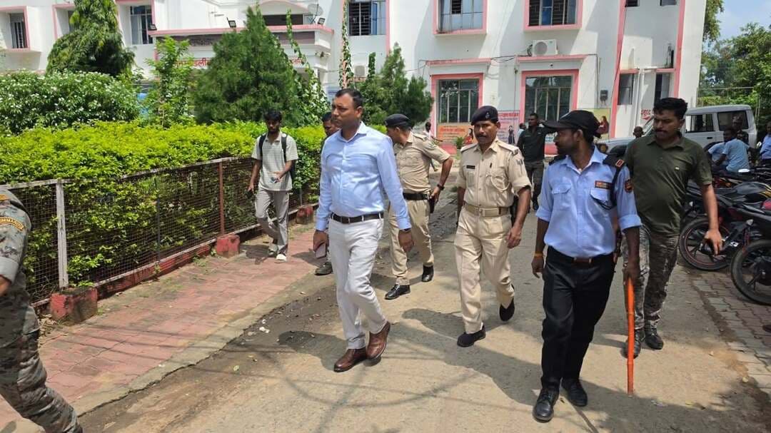 एसडीएम ने किया अनुमंडलीय अस्पताल का औचक निरीक्षण, उपाधीक्षक निजी क्लिनिक में मिले
बिक्रमगंज अनुमंडल पदाधिकारी, दिलीप कुमार ने शनिवार को अनुमंडलीय अस्पताल का औचक निरीक्षण किया। निरीक्षण के दौरान अस्पताल के उपाधीक्षक डॉ. अभिनंदन कुमार अपने कर्तव्य स्थल पर अनुपस्थित पाए गए। इस संबंध में स्वास्थ्य प्रबंधक से पूछताछ करने पर बताया गया कि उपाधीक्षक राष्ट्रीय लोक अदालत के कार्य के लिए गए हुए हैं। सूचना की सत्यता की जांच के लिए एसडीएम ने डॉ. अभिनंदन कुमार के निजी क्लिनिक पर पहुंचकर स्थिति का सत्यापन किया। वहां उपाधीक्षक उपस्थित पाए गए। सरकारी अस्पताल में अनुपस्थित रहने और राष्ट्रीय लोक अदालत के कार्य में जाने की जानकारी दिए जाने के विपरीत निजी क्लिनिक में उनकी मौजूदगी को एसडीएम ने गंभीरता से लिया। एसडीएम ने बताया कि मामले में संबंधित चिकित्सक से स्पष्टीकरण मांगा गया है। स्पष्टीकरण मिलने के बाद तथ्यों का सत्यापन कर विभागीय नियमों के अनुसार आवश्यक कार्रवाई की जाएगी। उन्होंने कहा कि सरकारी अस्पतालों में चिकित्सकों और कर्मियों की उपस्थिति सुनिश्चित करना तथा मरीजों को निर्बाध स्वास्थ्य सेवाएं उपलब्ध कराना प्रशासन की प्राथमिकता है। ड्यूटी में अनधिकृत अनुपस्थिति या लापरवाही मिलने पर नियमानुसार कार्रवाई की जाएगी।