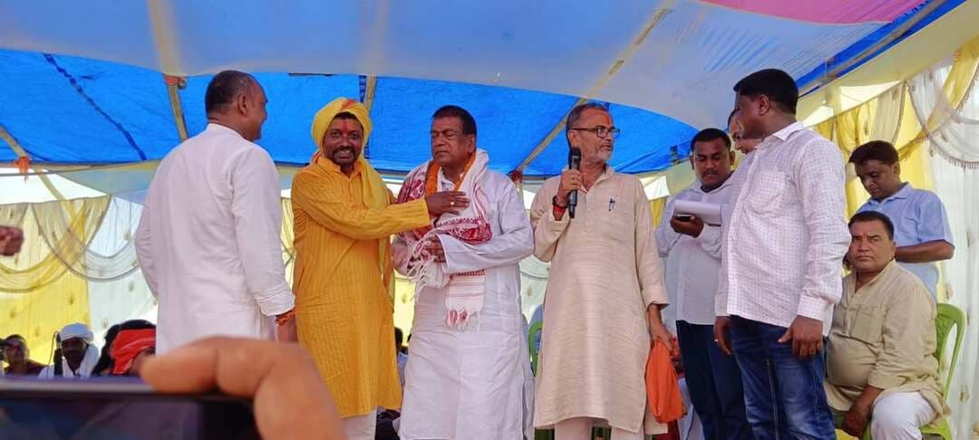 दिनारा में बाबा गणिनाथ जयंती की धूम, विधायकों को पहनाया चांदी का मुकुट
दिनारा प्रखंड मुख्यालय में शनिवार को कानू समाज के आराध्य देव बाबा गणिनाथ गोविंद जी की जयंती धूमधाम और भक्तिमय माहौल में मनाई गई। शनिवार को 1 बजे समारोह को लेकर दिनारा बाजार में सुबह से ही उत्सवी माहौल रहा। बड़ी संख्या में श्रद्धालु कार्यक्रम में शामिल हुए। समारोह में संदेश विधायक राधा चरण सेठ और दिनारा विधायक आलोक कुमार सिंह मुख्य अतिथि के रूप में पहुंचे। आयोजन समिति के कार्यकर्ताओं ने दोनों विधायकों को चांदी का मुकुट पहनाकर तथा अंगवस्त्र भेंट कर स्वागत किया।
कार्यक्रम की शुरुआत दोनों विधायकों ने बाबा गणिनाथ गोविंद जी की प्रतिमा पर माल्यार्पण और पूजा-अर्चना कर की। उन्होंने क्षेत्र में सुख-समृद्धि, अमन-चैन और आपसी सद्भाव की कामना की। दिनारा विधायक आलोक कुमार सिंह ने बाबा गणिनाथ के जीवन आदर्शों पर प्रकाश डालते हुए लोगों से सत्य, अहिंसा और न्याय के मार्ग पर चलने का आह्वान किया। उन्होंने कहा कि ऐसे आयोजन समाज में एकता और भाईचारे को मजबूत करते हैं।