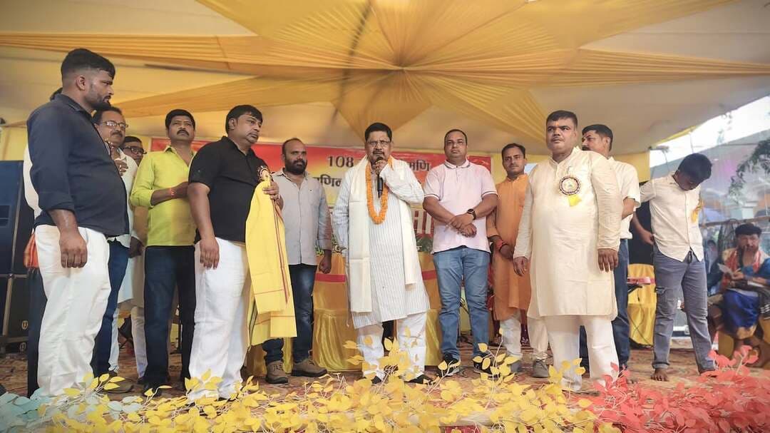 काराकाट में धूमधाम से मनी बाबा गणिनाथ जयंती, सांस्कृतिक कार्यक्रम में झूमे श्रद्धालु,आरा सांसद हुए शामिल।
काराकाट प्रखंड के काराकाट और गोड़ारी में शनिवार को 1 बजे शिव मंदिर परिसर में श्री श्री 108 संत शिरोमणि बाबा गणिनाथ गोविंद जी महाराज की जयंती धूमधाम से मनाई गई। इस अवसर पर पूजा-अर्चना के साथ सांस्कृतिक कार्यक्रम का आयोजन किया गया, जिसमें बड़ी संख्या में श्रद्धालुओं ने हिस्सा लिया। काराकाट में आयोजित कार्यक्रम की अध्यक्षता बाबा गणिनाथ पूजा समिति के अध्यक्ष मुनीलाल शाह ने की, जबकि मंच संचालन आकाश राज ने किया। आरा लोकसभा सांसद सुदामा प्रसाद समेत अन्य अतिथियों ने फीता काटकर कार्यक्रम का उद्घाटन किया। संत शरण पब्लिक स्कूल की छात्राओं ने स्वागत गीत प्रस्तुत किया।
सांसद सुदामा प्रसाद ने बाबा गणिनाथ के समाज और धर्म के लिए किए गए कार्यों को प्रेरणादायक बताया। उन्होंने लोगों से बच्चों को बेहतर शिक्षा दिलाने की अपील की। बीस सूत्री अध्यक्ष सुरेश गुप्ता ने समाज को संगठित होकर बाबा गणिनाथ के बताए मार्ग पर चलने का संदेश दिया।
कार्यक्रम में उत्तर प्रदेश से आए कलाकारों और प्रसिद्ध गायिकाओं ने गीत-संगीत की प्रस्तुति दी। मनमोहक प्रस्तुतियों पर श्रद्धालु झूमते नजर आए। मौके पर कोषाध्यक्ष लालू शाह, संजय गुप्ता, धर्मेंद्र गुप्ता, अजय गुप्ता समेत पूजा समिति के सदस्य और सैकड़ों श्रद्धालु मौजूद रहे।