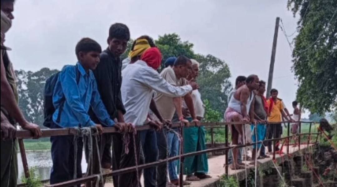 काराकाट के इटढ़िया काव नदी फॉल में युवक डूबा, तलाश जारी
रोहतास जिले के काराकाट थाना क्षेत्र के इटढ़िया गांव स्थित काव नदी फॉल में शनिवार दोपहर एक युवक डूब गया। युवक की पहचान इटढ़िया निवासी बबन महतो के 23 वर्षीय पुत्र राहुल कुमार के रूप में हुई है। घटना के बाद स्थानीय गोताखोरों और ग्रामीणों ने उसकी तलाश शुरू कर दी, लेकिन देर तक उसका पता नहीं चल सका।
जानकारी के अनुसार राहुल फॉल के पास मछली देख रहा था। इसी दौरान अचानक उसका पैर फिसल गया और वह तेज पानी की धार में गिरकर गहरे पानी में चला गया। वहां मौजूद युवकों ने उसे डूबते देखा और शोर मचाकर ग्रामीणों को सूचना दी। इसके बाद बड़ी संख्या में लोग मौके पर पहुंचे और नदी में उतरकर राहुल की तलाश शुरू की।
घटना की सूचना मिलने पर काराकाट थानाध्यक्ष विवेक कुमार ने पुलिस बल को मौके पर भेजा। अंचलाधिकारी डॉ. रितेश कुमार ने बताया कि घटना की जानकारी एसडीआरएफ टीम को दी गई है और टीम से समन्वय किया जा रहा है। फॉल में पानी की गहराई और तेज धार के कारण तलाश में परेशानी हो रही है। प्रशासन की निगरानी में स्थानीय लोग युवक की तलाश में जुटे हैं।