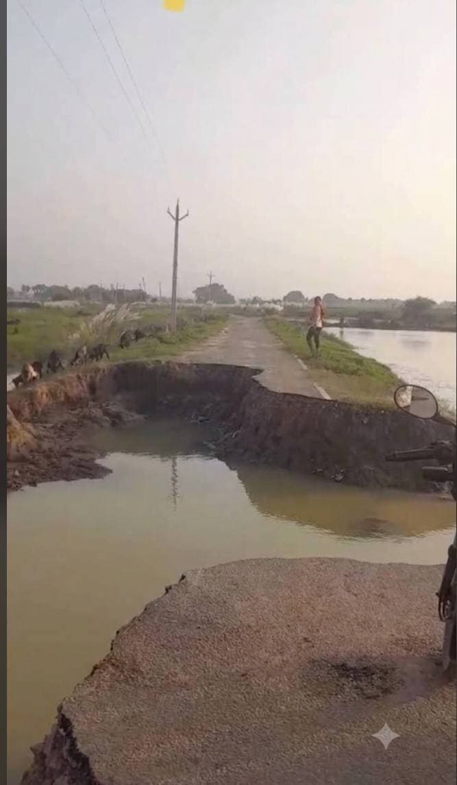 किंजर कुर्था मोड़ पर जलजमाव बना परेशानी का सबब, समाधान को लेकर जिम्मेदारों के दावे अलग-अलग
किंजर-कुर्था मोड़ स्थित राष्ट्रीय मार्ग-33 पर जलजमाव की समस्या एक बार फिर गंभीर हो गई है। पिछले करीब पांच-छह दिनों से सड़क पर पानी जमा रहने के कारण राहगीरों, वाहन चालकों और स्थानीय दुकानदारों को परेशानी का सामना करना पड़ रहा है। स्थानीय लोगों का कहना है कि करीब एक दशक से बरसात के मौसम में यहां जलजमाव की स्थिति बनती है, लेकिन स्थायी समाधान अब तक नहीं हो सका है।
बारिश के बाद सड़क के आसपास पानी जमा होने से आवागमन प्रभावित हो रहा है। कई दोपहिया वाहन चालक असंतुलित होकर गिर चुके हैं। वहीं, सड़क के दक्षिणी हिस्से में जेसीबी से मिट्टी की कटाई किए जाने के बाद बने गड्ढे में पानी और कीचड़ भर गया है। अनजान वाहन चालक उस ओर चले जाने पर फंस जा रहे हैं।
स्थानीय लोगों के अनुसार, पूर्व में प्रशासन की ओर से मशीन लगाकर जमा पानी हटाया गया था, लेकिन बारिश होते ही स्थिति दोबारा जस की तस हो जाती है। उनका कहना है कि जिला प्रशासन और जनप्रतिनिधियों को समस्या की जानकारी होने के बावजूद स्थायी जल निकासी की व्यवस्था नहीं की गई है।
समस्या को लेकर स्थानीय विधायक पप्पू वर्मा ने कहा कि राष्ट्रीय मार्ग के कार्यपालक अभियंता उनकी बात नहीं सुन रहे हैं। वहीं, भाजपा जिलाध्यक्ष धर्मेंद्र तिवारी का कहना है कि जलजमाव की समस्या के समाधान को लेकर काम चल रहा है। दोनों के अलग-अलग दावों के बीच स्थानीय लोगों में असमंजस की स्थिति है।
दुकानदारों का कहना है कि पर्व-त्योहार का मौसम शुरू हो चुका है। ऐसे में सड़क पर लगातार पानी जमा रहने से कारोबार भी प्रभावित हो रहा है। लोगों ने संबंधित विभाग से जल निकासी की स्थायी व्यवस्था कराकर समस्या का शीघ्र समाधान कराने की मांग की है।