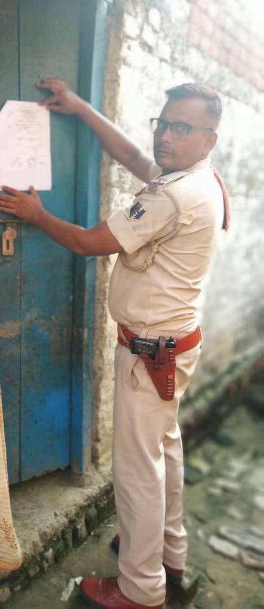 ओकरी थाना पुलिस ने पांच अभियुक्तों के घर चस्पाया इश्तेहार
समाचार
जहानाबाद : पुलिस अधीक्षक के निर्देशन में फरार अभियुक्तों के विरुद्ध चलाए जा रहे अभियान के तहत ओकरी थाना पुलिस ने कार्रवाई की। पुलिस टीम ने चार नामजद अभियुक्तों सहित एक महिला अभियुक्त के घर पर इश्तेहार चस्पा किया।
पुलिस के अनुसार, विशुनपुर निवासी संजय कुमार, मोदनगंज निवासी लालमुन्ना रविदास, नवादापर सरिस्ताबाद निवासी मुन्ना यादव और सुनील कुमार के घर पर इश्तेहार चस्पा किया गया। इसके अलावा एक महिला अभियुक्त के घर पर भी इश्तेहार लगाया गया। पुलिस ने संबंधित अभियुक्तों को न्यायालय के समक्ष उपस्थित होने की हिदायत दी है। निर्धारित अवधि में उपस्थित नहीं होने पर आगे की कानूनी कार्रवाई की जाएगी।