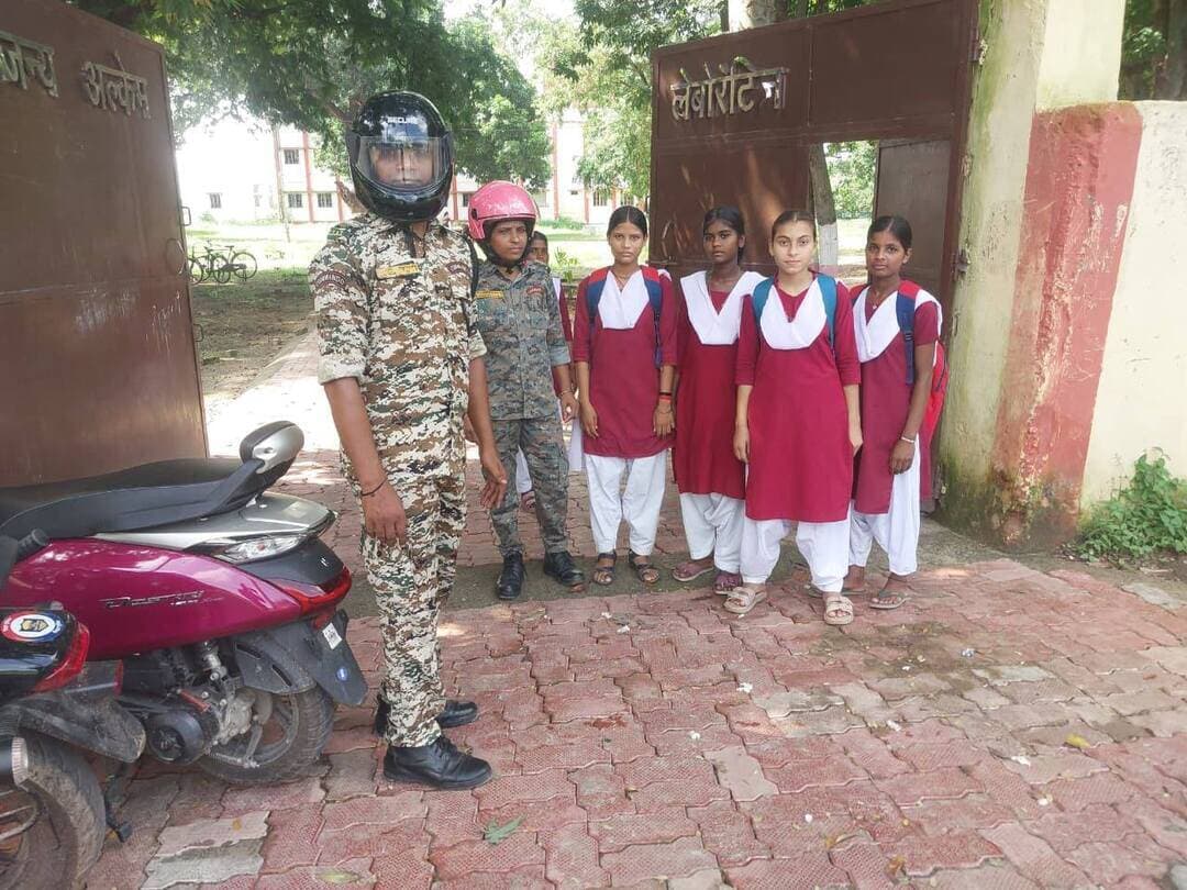 स्कूलों में चला जागरूकता अभियान, छात्र-छात्राओं को साइबर अपराध से बचाव के बताए तरीके
जहानाबाद जिले के विभिन्न थाना क्षेत्रों में पुलिस दीदी के द्वारा विद्यालयों एवं शैक्षणिक संस्थानों में जागरूकता अभियान चलाया गया। इस दौरान छात्र-छात्राओं को साइबर अपराध से बचाव, इंटरनेट के सुरक्षित उपयोग, सड़क सुरक्षा, नशामुक्त जीवन तथा महिला सशक्तिकरण से जुड़े महत्वपूर्ण विषयों पर विस्तृत जानकारी दी गई। पुलिस दीदी ने विद्यार्थियों को साइबर ठगी से सतर्क रहने और किसी भी संदिग्ध गतिविधि की सूचना तत्काल पुलिस को देने के लिए प्रेरित किया। साथ ही यातायात नियमों के पालन और नशे से दूर रहने का संदेश दिया गया।
