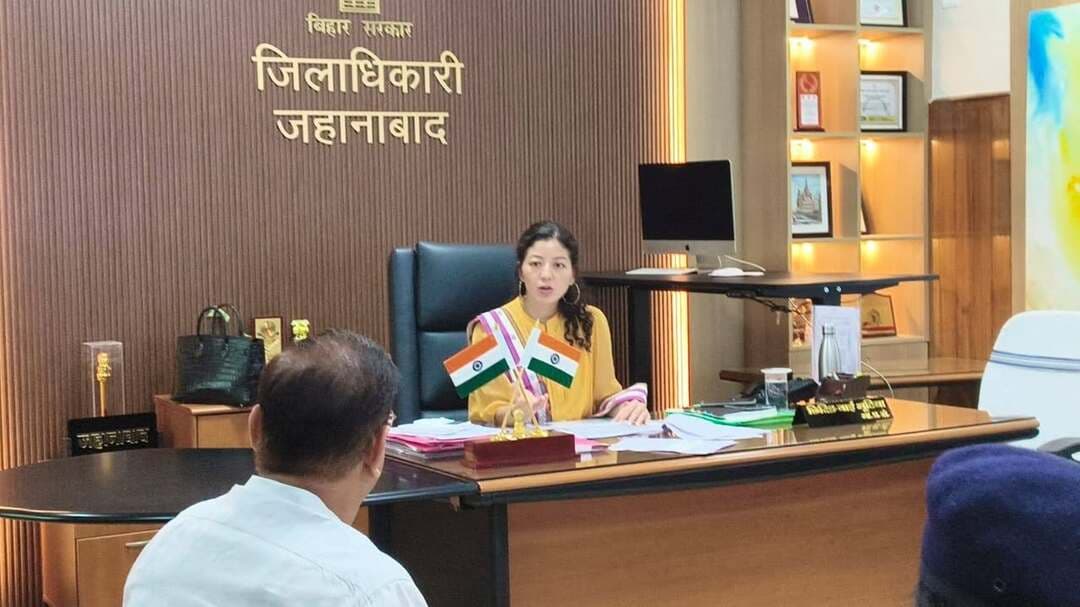 अवैध शराब के बड़े कंसाइनमेंट पर नजर, डीएम ने तेज कार्रवाई के दिए निर्देश
जहानाबाद : जिला पदाधिकारी छिरिङ वाई भूटिया की अध्यक्षता में शनिवार को मद्य निषेध को लेकर समीक्षा बैठक हुई। इसमें जिले में अवैध शराब के निर्माण, भंडारण, परिवहन और बिक्री के खिलाफ चल रही कार्रवाई की बिंदुवार समीक्षा की गई। डीएम ने उत्पाद विभाग की कार्रवाई को और प्रभावी बनाने तथा बड़े कंसाइनमेंट को पकड़ने के लिए सूचना तंत्र मजबूत करने का निर्देश दिया।
बैठक में अवैध शराब के खिलाफ हुई छापेमारी, दर्ज मामलों, गिरफ्तारियों, देसी-विदेशी शराब की जब्ती, वाहनों की जब्ती और आरोप पत्र समर्पित किए जाने की स्थिति की समीक्षा की गई। जब्त शराब के विनष्टीकरण, जब्त वाहनों के अधिहरण और अधिहृत वाहनों की नीलामी से जुड़े लंबित मामलों का भी जायजा लिया गया। डीएम ने सभी लंबित मामलों का नियमानुसार शीघ्र निष्पादन सुनिश्चित करने को कहा।
उन्होंने उत्पाद अधीक्षक को बड़े कंसाइनमेंट की सूचना जुटाने के लिए मजबूत रणनीति तैयार कर सघन छापेमारी चलाने का निर्देश दिया। साथ ही अवैध शराब के धंधे में शामिल लोगों के खिलाफ लगातार सख्त कार्रवाई करने को कहा।