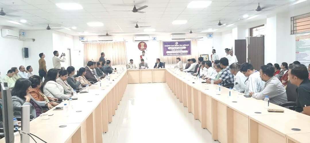 नेशनल लोक अदालत के माध्यम से जिले में 4,073 प्रकरणों का निराकरण
..
आपसी राजीनामे के आधार पर हुआ प्रकरणों का निराकरण, 10 करोड़ 4 लाख 23 हजार 506 रुपये की समझौता राश
..
प्रधान जिला एवं सत्र न्यायाधीश श्री शेख सलीम के मार्गदर्शन एवं विशेष न्यायाधीश तथा नेशनल लोक अदालत के समन्वयक श्री जी.सी. शर्मा के निर्देशन में 12 सितंबर को जिला मुख्यालय विदिशा सहित जिले के विभिन्न तहसील न्यायालयों में नेशनल लोक अदालत का सफल आयोजन किया गया। नेशनल लोक अदालत के माध्यम से न्यायालयों में लंबित एवं प्रीलिटिगेशन प्रकरणों का आपसी सहमति एवं राजीनामे के आधार पर त्वरित निराकरण किया गया।
जिला मुख्यालय विदिशा में नेशनल लोक अदालत का शुभारंभ प्रधान जिला एवं सत्र न्यायाधीश श्री शेख सलीम द्वारा राष्ट्रपिता महात्मा गांधी के चित्र पर माल्यार्पण एवं दीप प्रज्ज्वलित कर किया गया। इस अवसर पर प्रधान न्यायाधीश कुटुम्ब न्यायालय श्री आशुतोष मिश्र, विशेष न्यायाधीश (एट्रासिटी) एवं नेशनल लोक अदालत समन्वयक श्री जी.सी. शर्मा, समस्त न्यायिक अधिकारीगण, जिला अधिवक्ता संघ के सचिव श्री राजनारायण तिवारी, अधिवक्तागण, न्यायालयीन स्टॉफ एवं पक्षकारगण उपस्थित रहे।
28 खण्डपीठों का किया गया गठन -
न्यायिक मजिस्ट्रेट प्रथम श्रेणी एवं सचिव, जिला विधिक सेवा प्राधिकरण विदिशा श्री नितेन्द्र सिंह तोमर ने बताया कि नेशनल लोक अदालत में प्रकरणों के निराकरण के लिए जिला एवं तहसील स्तर पर कुल 28 खण्डपीठों का गठन किया गया था। इन खण्डपीठों के समक्ष आपराधिक शमनीय प्रकरण, सिविल प्रकरण, धारा 138 एनआई एक्ट के प्रकरण, मोटर दुर्घटना क्षतिपूर्ति दावा प्रकरण, राजस्व प्रकरण, वैवाहिक प्रकरण, विद्युत, जल एवं संपत्तिकर संबंधी प्रकरण, बीएसएनएल तथा बैंकों की वसूली से संबंधित प्रकरण निराकरण के लिए प्रस्तुत किए गए।
न्यायालयीन एवं प्रीलिटिगेशन सहित 4,073 प्रकरणों का निराकरण -
नेशनल लोक अदालत में न्यायालयों में लंबित प्रकरणों में मोटर दुर्घटना क्षतिपूर्ति दावा के 40, धारा 138 एनआई एक्ट के 205, फौजदारी/फौजदारी अपील के 202, वैवाहिक प्रकरणों के 51, दीवानी प्रकरणों के 26 तथा अन्य 145 प्रकरणों सहित विभिन्न प्रकरणों का निराकरण किया गया। इसके अतिरिक्त 2,427 प्रीलिटिगेशन प्रकरणों का भी निराकरण किया गया। इस प्रकार न्यायालयों में लंबित एवं प्रीलिटिगेशन प्रकरणों सहित कुल 4,073 प्रकरणों का निराकरण आपसी राजीनामे एवं सहमति के आधार पर किया गया। इन प्रकरणों में कुल 10,04,23,506 रुपये की समझौता राशि निर्धारित हुई। नेशनल लोक अदालत के माध्यम से प्रकरणों के निराकरण से पक्षकारों को त्वरित न्याय प्राप्त हुआ तथा आपसी सहमति एवं सौहार्दपूर्ण वातावरण में विवादों का समाधान संभव हुआ। #Vidisha