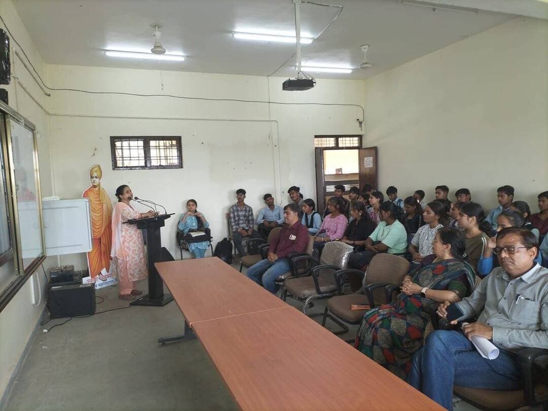 अंतर्राष्ट्रीय आत्महत्या निषेध दिवस पर कार्यशाला का आयोजन हुआ
..
संवादहीनता तोड़कर एक-दूसरे से खुलकर बात करें, जीवन में आगे बढ़ने का संकल्प लें
..
अंतर्राष्ट्रीय आत्महत्या निषेध दिवस के अवसर पर प्रधानमंत्री कॉलेज ऑफ एक्सीलेंस शासकीय महाविद्यालय विदिशा में आनंद विभाग के सौजन्य से जागरूकता कार्यशाला का आयोजन किया गया था। कार्यशाला का उद्देश्य विद्यार्थियों को जीवन के प्रति सकारात्मक दृष्टिकोण अपनाने, कठिन परिस्थितियों में धैर्य एवं साहस बनाए रखने तथा मानसिक तनाव अथवा व्यक्तिगत समस्याओं के समय संवाद और सहयोग का महत्व समझाना रहा। कार्यशाला को आनंद विभाग के नोडल अधिकारी डॉ. दिनेश अहिरवार ने संबोधित किया। इस अवसर पर आनंद विभाग के मास्टर ट्रेनर श्री संजय श्रीवास्तव, श्रीमती अंजना श्रीवास्तव तथा आनंदक डॉ. जय बाबू अहिरवार उपस्थित रहे।
कार्यक्रम के प्रारंभ में महाविद्यालय की प्राचार्य डॉ. वनिता बाजपेई ने अतिथियों एवं प्रतिभागियों का स्वागत किया। उन्होंने बढ़ती आत्महत्या की घटनाओं पर चिंता व्यक्त करते हुए कहा कि यह अत्यंत दुखद एवं चिंताजनक स्थिति है। उन्होंने विद्यार्थियों से जीवन की चुनौतियों का सकारात्मकता के साथ सामना करने तथा आवश्यकता पड़ने पर परिवार, मित्रों एवं शिक्षकों से अपनी बात साझा करने का आह्वान किया।
युवा आगे आएं, संवादहीनता की स्थिति को समाप्त करें -
आनंद विभाग के नोडल अधिकारी डॉ. दिनेश अहिरवार ने विद्यार्थियों को संबोधित करते हुए कहा कि युवा देश का भविष्य हैं। उन्होंने विद्यार्थियों को जीवन के प्रति सकारात्मक सोच विकसित करने और कठिन परिस्थितियों में हार न मानने के लिए प्रेरित किया। उन्होंने आत्महत्या से जुड़े विभिन्न पहलुओं पर प्रकाश डालते हुए बताया कि आत्महत्या के मामलों में 18 से 29 वर्ष की आयु वर्ग की भागीदारी विशेष रूप से चिंताजनक है। उन्होंने कहा कि भारतीय संस्कृति हमें आस्था, विश्वास, पारस्परिकता और सहयोग की भावना सिखाती है। ऐसे में युवाओं को इन जीवन-मूल्यों को अपनाते हुए एक-दूसरे का सहारा बनना चाहिए। उन्होंने विशेष रूप से संवादहीनता को समाप्त करने पर जोर देते हुए कहा कि चाहे परिवार हो या कोई संस्थान, एक-दूसरे से खुलकर बात करना आवश्यक है। मन में चल रही परेशानियों और भावनाओं को साझा करने से व्यक्ति को कठिन परिस्थितियों से बाहर निकलने में मदद मिल सकती है।
युवाओं में अदम्य शक्ति और साहस मौजूद -
आनंद विभाग की मास्टर ट्रेनर श्रीमती अंजना श्रीवास्तव ने प्रभावी वक्तव्य के माध्यम से विद्यार्थियों का उत्साहवर्धन किया। उन्होंने कहा कि प्रत्येक मनुष्य के भीतर अदम्य साहस और अपार शक्ति मौजूद होती है, लेकिन कई बार व्यक्ति स्वयं अपनी इस शक्ति को पहचान नहीं पाता। विशेषकर युवाओं को अपनी क्षमताओं और सामर्थ्य को पहचानकर जीवन में आगे बढ़ना चाहिए। उन्होंने विद्यार्थियों को सकारात्मक सोच के साथ अपने लक्ष्य निर्धारित करने और चुनौतियों का सामना करने के लिए प्रेरित किया। मास्टर ट्रेनर श्री संजय श्रीवास्तव ने युवाओं को प्रेरित करते हुए आनंद विभाग की अवधारणाओं एवं उद्देश्यों पर प्रकाश डाला। उन्होंने विद्यार्थियों के बीच सकारात्मक वातावरण विकसित करने के उद्देश्य से महाविद्यालय में आनंद क्लब की स्थापना का प्रस्ताव रखा। उन्होंने कहा कि सामूहिक गतिविधियों, सकारात्मक संवाद और आपसी सहयोग के माध्यम से विद्यार्थियों में जीवन के प्रति उत्साह और आनंद की भावना को बढ़ाया जा सकता है। डॉ. जय बाबू अहिरवार ने भी विद्यार्थियों को संबोधित करते हुए उन्हें सकारात्मक सोच अपनाने तथा जीवन की चुनौतियों का दृढ़ता के साथ सामना करने के लिए प्रेरित किया।
प्रश्नोत्तर के माध्यम से विद्यार्थियों ने किया सहभागिता -
कार्यक्रम का संयोजन डॉ. अजय सिंह हजारी द्वारा किया गया। कार्यशाला में विद्यार्थियों ने उत्साहपूर्वक सहभागिता की। विद्यार्थियों ने विषय से संबंधित विभिन्न प्रश्न पूछे, जिनका वक्ताओं द्वारा समाधान एवं मार्गदर्शन प्रदान किया गया। कार्यशाला के माध्यम से विद्यार्थियों को यह संदेश दिया गया कि जीवन अनमोल है और कठिन से कठिन परिस्थितियों में भी उम्मीद, संवाद, सहयोग और सकारात्मक सोच का दामन नहीं छोड़ना चाहिए। साथ ही, परिवार, मित्रों, शिक्षकों एवं समाज के स्तर पर संवेदनशील संवाद और सहयोग की संस्कृति को मजबूत करने पर जोर दिया गया है। #Vidisha