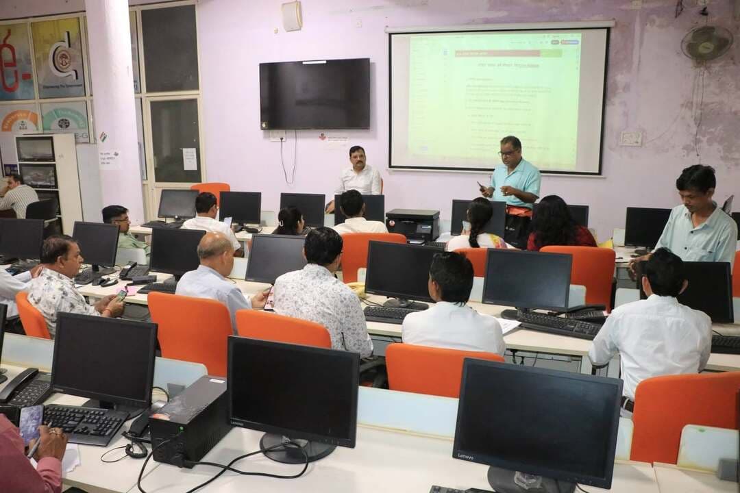 पंचायत उप निर्वाचन-2026 के लिए सेक्टर अधिकारियों का प्रशिक्षण आयोजित
MPSeCNET ऐप का दिया गया प्रशिक्षण
मध्यप्रदेश शासन के निर्देशानुसार पंचायतों के उप निर्वाचन वर्ष-2026 (पूर्वार्द्ध) को स्वतंत्र, निष्पक्ष एवं सुचारू रूप से सम्पन्न कराने के लिए नियुक्त सेक्टर अधिकारियों का प्रशिक्षण आयोजित किया गया। निर्वाचन के लिए मतदान केन्द्रवार नियुक्त सेक्टर अधिकारियों को संबंधित मतदान केन्द्रों की निर्वाचन व्यवस्थाओं की निगरानी एवं समन्वय का दायित्व सौंपा गया है।
प्रशिक्षण के दौरान सेक्टर अधिकारियों को MPSeCNET ऐप के माध्यम से मतदान केन्द्रों का लोकेशन बेस्ड सर्वे करने की प्रक्रिया की जानकारी दी गई। ऐप के माध्यम से निर्धारित 22 बिंदुओं के आधार पर मतदान केन्द्रों की व्यवस्थाओं एवं आवश्यक जानकारियों का सर्वे करने तथा संबंधित जानकारी ऐप पर दर्ज करने की प्रक्रिया विस्तार से समझाई गई।
प्रशिक्षण मास्टर ट्रेनर श्री हरीश कुंडल द्वारा दिया गया। उन्होंने सेक्टर अधिकारियों को ऐप के संचालन, मतदान केन्द्रों की लोकेशन आधारित जानकारी दर्ज करने एवं निर्धारित बिंदुओं के अनुसार सर्वे की प्रक्रिया से अवगत कराया।
इस दौरान उप जिला निर्वाचन अधिकारी श्री विजय मंडलोई उपस्थित रहे।
Jansampark Madhya Pradesh CM Madhya Pradesh Indore Commissioner Election Commission of India Chief Electoral Officer Madhya Pradesh #Jhabua #JansamparkMP