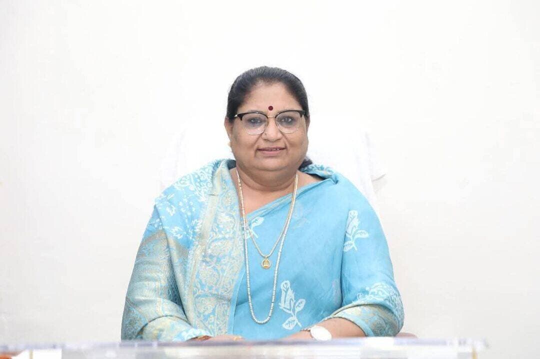 महिला एवं बाल विकास मंत्री सुश्री निर्मला भूरिया के प्रयासों से झाबुआ जिले को बड़ी सौगात
धतुरिया से माही एप्रोच होते हुए लाबरिया मार्ग के निर्माण को मिली प्रशासकीय स्वीकृति
17.63 किमी लंबे मार्ग के लिए 62.99 करोड़ रुपये से अधिक की राशि स्वीकृत
महिला एवं बाल विकास विभाग मंत्री सुश्री निर्मला भूरिया के प्रयासों से झाबुआ जिले को सड़क अधोसंरचना के क्षेत्र में महत्वपूर्ण सौगात मिली है। जिले में ग्राम धतुरिया से माही एप्रोच होते हुए लाबरिया मार्ग के निर्माण के लिए राज्य शासन द्वारा 6299.39 लाख रुपये (लगभग 62.99 करोड़ रुपये) की प्रशासकीय स्वीकृति प्रदान की गई है।
लोक निर्माण विभाग की वित्तीय व्यय समिति की 114वीं बैठक में अनुमोदन के उपरांत राज्य शासन द्वारा 17.63 किलोमीटर लंबे इस मार्ग के निर्माण के लिए प्रशासकीय स्वीकृति जारी की गई है। मार्ग के निर्माण से क्षेत्र की सड़क संपर्क व्यवस्था सुदृढ़ होगी तथा ग्रामीण क्षेत्रों के आवागमन को सुगम बनाने में सहायता मिलेगी।
महिला एवं बाल विकास विभाग मंत्री सुश्री निर्मला भूरिया ने इस महत्वपूर्ण मार्ग की स्वीकृति के लिए मुख्यमंत्री डॉ. मोहन यादव एवं लोक निर्माण विभाग मंत्री श्री राकेश सिंह के प्रति धन्यवाद ज्ञापित किया। उन्होंने कहा कि राज्य सरकार ग्रामीण क्षेत्रों में बेहतर सड़क संपर्क एवं आधारभूत सुविधाओं के विस्तार के लिए निरंतर कार्य कर रही है।
मंत्री सुश्री भूरिया ने कहा कि धतुरिया से माही एप्रोच होते हुए लाबरिया मार्ग क्षेत्रवासियों के लिए महत्वपूर्ण संपर्क मार्ग साबित होगा। इसके निर्माण से ग्रामीणों को बेहतर आवागमन सुविधा मिलने के साथ शिक्षा, स्वास्थ्य, व्यापार एवं अन्य आवश्यक सेवाओं तक पहुंच अधिक सुगम होगी। क्षेत्र के विकास और जनसुविधाओं के विस्तार के लिए आगे भी निरंतर प्रयास किए जाएंगे।
Jansampark Madhya Pradesh CM Madhya Pradesh Indore Commissioner Department Of Women Child Development, Madhya Pradesh Nirmala Bhuriya <nis:link nis:type=tag nis:id=jhabua nis:value=Jhabua nis:enabled=true nis:link/> <nis:link nis:type=tag nis:id=jansamparkmp nis:value=JansamparkMP nis:enabled=true nis:link/>