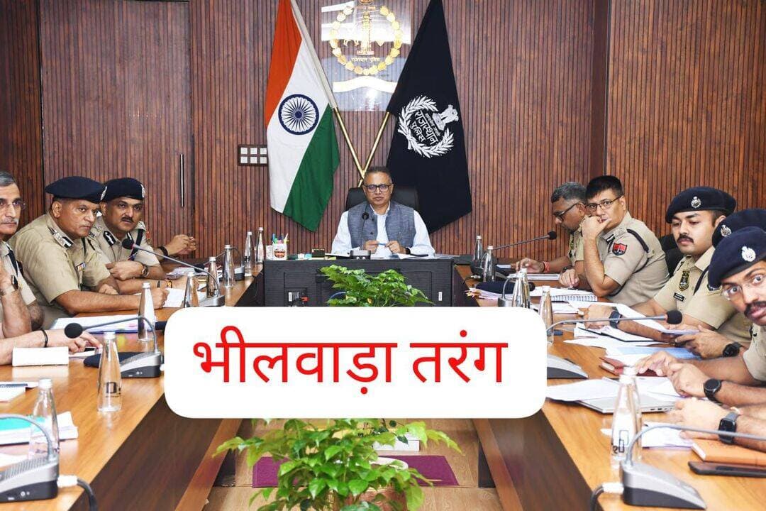 *साइबर अपराध पर राजस्थान पुलिस का सख्त प्रहार: समीक्षा बैठक में डीजीपी राजीव कुमार शर्मा ने दिए बड़े निर्देश*
° अक्टूबर माह में चलेगा साइबर अपराधियों के खिलाफ विशेष अभियान; म्यूल अकाउंट्स और फर्जी सिम पर कसेगा शिकंजा
° साइबर ठगों के नेटवर्क को ध्वस्त करने में जुटी राज्य पुलिस; सभी जिलों में डीएसपी स्तर के अधिकारी तैनात
जयपुर से कमलेश आमेटा
जयपुर 12 सितम्बर। महानिदेशक पुलिस राजस्थान राजीव कुमार शर्मा ने शनिवार को कांफ्रेंस हॉल में जयपुर कमिश्नरेट एवं जयपुर ग्रामीण जिले की साइबर अपराध समीक्षा बैठक लेकर महत्वपूर्ण निर्देश दिए। बैठक में साइबर अपराध को सर्वोच्च प्राथमिकता देते हुए इसकी रोकथाम, त्वरित अनुसंधान और साइबर अपराधियों के विरुद्ध प्रभावी कार्रवाई पर विशेष जोर दिया गया।
बैठक में जयपुर कमिश्नरेट के सभी पुलिस उपायुक्तों, डीसीपी क्राइम, साइबर क्राइम से जुड़े पुलिस अधिकारियों एवं थानाधिकारियों सहित जयपुर रेंज आईजी राहुल प्रकाश, जयपुर ग्रामीण पुलिस अधीक्षक तथा वरिष्ठ पुलिस अधिकारी मौजूद रहे। अधिकारियों ने अपने-अपने क्षेत्र में साइबर अपराध की स्थिति, लंबित प्रकरणों और साइबर अपराध नियंत्रण के लिए किए जा रहे प्रयासों की जानकारी दी।
डीजीपी राजीव कुमार शर्मा ने साइबर अपराध की बढ़ती चुनौती को देखते हुए साइबर क्राइम से जुड़े मामलों में त्वरित कार्रवाई, तकनीकी संसाधनों के प्रभावी उपयोग, अपराधियों के नेटवर्क तक पहुंचने और आमजन को साइबर ठगी से बचाने के लिए जागरूकता गतिविधियों को और मजबूत करने के निर्देश दिए।
डीजीपी ने अधिकारियों को निर्देश दिए कि साइबर अपराध के मामलों में पुलिस की प्रतिक्रिया जितनी तेज होगी, पीड़ित की राशि वापस दिलाने और अपराधियों तक पहुंचने की संभावना उतनी ही अधिक होगी। इसलिए शिकायत मिलते ही तकनीकी एवं वित्तीय ट्रेल का तत्काल विश्लेषण कर आवश्यक कार्रवाई सुनिश्चित की जाए। साथ ही साइबर अपराध के नए तरीकों पर लगातार नजर रखते हुए पुलिसकर्मियों को अपडेट रखने पर भी जोर दिया गया।
*हर जिले में डीएसपी स्तर के अधिकारी संभाल रहे कमान*
बैठक के दौरान जानकारी दी गई कि साइबर अपराधों की जांच में तेजी लाने और उन पर सख्त नियंत्रण के लिए राज्य सरकार द्वारा प्रदेश के सभी जिलों में पुलिस उपाधीक्षक स्तर के अधिकारियों को विशेष रूप से तैनात किया गया है।
*सितंबर माह साइबर सुरक्षा माह के रूप में आयोजित*
सितंबर माह को साइबर सुरक्षा माह के रूप में मनाए जाने के क्रम में सामने आ रहे प्रमुख साइबर अपराधों पर गहन मंथन किया गया। बैठक में विशेष रूप से म्यूल अकाउंट्स, एटीएम से अवैध निकासी, संदिग्ध बैंक शाखाओं की भूमिका, फर्जी सिम तथा क्रिप्टोकरेंसी फ्रॉड जैसे गंभीर मामलों पर विस्तृत चर्चा की गई और ठोस कार्ययोजना तैयार की गई।
*अक्टूबर माह में चलेगा साइबर अपराध पर विशेष अभियान*
डीजीपी श्री राजीव कुमार शर्मा ने साइबर अपराध पर नियंत्रण को पुलिस प्रशासन की सर्वोच्च प्राथमिकता बताते हुए अक्टूबर माह में पूरे प्रदेश में विशेष अभियान चलाने का निर्देश दिया है। इस अभियान के मुख्य बिंदु निम्नलिखित रहेंगे:
° साइबर अपराधियों को चिह्नित कर उनके विरुद्ध कड़े कानूनी कदम उठाए जाएंगे और मामलों का शीघ्र निस्तारण होगा।
° वित्तीय अनियमितताओं और संदिग्ध गतिविधियों में लिप्त बैंकिंग ब्रांचों पर पुलिस की पैनी निगरानी रहेगी।
° फर्जी सिम जारी करने वाले Point of Sale (PoS) एजेंटों और विक्रेताओं के नेटवर्क को पूरी तरह ध्वस्त किया जाएगा।
° साइबर ठगी की अवैध राशि को एक खाते से दूसरे खाते में घुमाने के लिए इस्तेमाल होने वाले म्यूल अकाउंट्स पर प्रभावी अंकुश लगाया जाएगा।
*बैठक में ये पुलिस अधिकारी रहे मौजूद*
इस महत्वपूर्ण बैठक में पुलिस महानिदेशक कानून एवं व्यवस्था श्री संजय अग्रवाल, अतिरिक्त पुलिस महानिदेशक कानून एवं व्यवस्था श्री वी.के. सिंह, पुलिस आयुक्त जयपुर श्री सचिन मित्तल, महानिरीक्षक पुलिस (जयपुर रेंज) श्री राहुल प्रकाश, उप महानिरीक्षक (साइबर क्राइम) श्री शांतनु कुमार तथा उप महानिरीक्षक (कार्मिक एवं स्टाफ ऑफिसर) श्री कुंवर राष्ट्रदीप उपस्थित थे। इनके साथ ही जयपुर आयुक्तालय के सभी पुलिस उपायुक्त, पुलिस अधीक्षक जयपुर ग्रामीण, पुलिस अधीक्षक आर4सी एवं अन्य वरिष्ठ पुलिस अधिकारियों ने भाग लिया।
----------