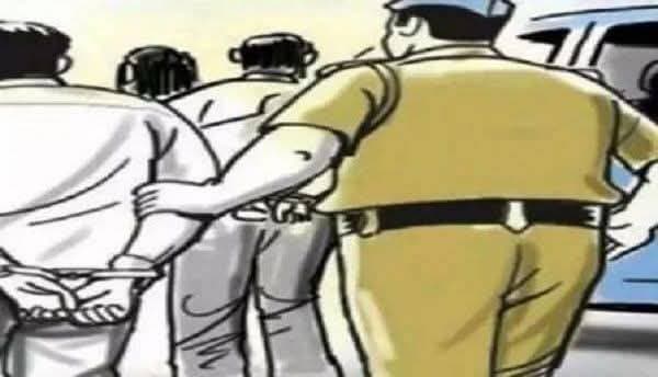 शांति भंग के आरोप में 13 गिरफ्तार, सात थानों की पुलिस की कार्रवाई
प्रतापनगर में तीन, कोटड़ी में दो, रायपुर में दो सहित आसींद, फुलिया कलां, भीमगंज व सुभाषनगर में भी कार्रवाई
भीलवाड़ा (महेन्द्र नागौरी) जिले में शांति एवं कानून-व्यवस्था बनाए रखने के लिए पुलिस ने अलग-अलग थाना क्षेत्रों में कार्रवाई करते हुए शांति भंग के आरोप में कुल 13 लोगों को गिरफ्तार किया है। पुलिस ने सभी आरोपियों के खिलाफ धारा 126 से 170 बीएनएसएस के तहत कार्रवाई की है।
पुलिस के अनुसार जिले के प्रतापनगर, कोटड़ी, रायपुर, आसींद, फुलिया कलां, भीमगंज और सुभाषनगर थाना क्षेत्रों में यह कार्रवाई की गई।
प्रतापनगर थाना पुलिस ने तीन को पकड़ा:
प्रतापनगर थाना पुलिस ने बनवारी लाल सैनी (42) पुत्र नन्दलाल सैनी, निवासी मकान नंबर 366, पटेल नगर, थाना प्रतापनगर, भीलवाड़ा; बिट्टुसिंह (24) पुत्र हनुमानसिंह कानावत, निवासी चर्च के पास, जवाहरनगर, थाना गांधी नगर, भीलवाड़ा तथा सवाराम (24) पुत्र कला राम, निवासी पला पालन रावछ, उदयपुर, हाल निवासी सुभाषनगर, थाना सुभाषनगर, भीलवाड़ा को गिरफ्तार किया। तीनों के खिलाफ धारा 126-170 बीएनएसएस के तहत कार्रवाई की गई।
कोटड़ी में दो महिलाएं गिरफ्तार:
कोटड़ी थाना पुलिस ने पूजा बाच्छड़ा (27) पत्नी अर्जुन बाच्छड़ा, जाति बाच्छड़ा, निवासी पिपलिया रुडी, थाना मनासा, मध्यप्रदेश तथा किरण (26) पत्नी कान्हा बाच्छड़ा, जाति बाच्छड़ा, निवासी चारभुजा ढण्डेरी, थाना मनासा, मध्यप्रदेश को गिरफ्तार किया। दोनों के खिलाफ धारा 126-170 बीएनएसएस में कार्रवाई की गई।
रायपुर पुलिस ने दो युवकों को पकड़ा:
रायपुर थाना पुलिस ने कन्हैयादास (30) पुत्र दोलादास, जाति वैष्णव, निवासी छातोल, थाना रायपुर, जिला भीलवाड़ा तथा गणेश (22) पुत्र देवीलाल, जाति भील, निवासी सुरास रोड, रायपुर, थाना रायपुर, जिला भीलवाड़ा को गिरफ्तार किया। दोनों के खिलाफ धारा 126-170 बीएनएसएस के तहत कार्रवाई की गई।
आसींद में एक गिरफ्तार:
आसींद थाना पुलिस ने नारायणलाल (25) पुत्र उकार, जाति खारोल, निवासी सोनारेल पंचायत लाछुड़ा, हाल निवासी मदनपुरा, पुलिस थाना आसींद, जिला भीलवाड़ा को गिरफ्तार किया। आरोपी के खिलाफ धारा 126-170 बीएनएसएस में कार्रवाई की गई।
फुलिया कलां में राकेश गिरफ्तार:
फुलिया कलां थाना पुलिस ने राकेश (24) पुत्र राजू, जाति बावरी, निवासी राज्यास, थाना फुलिया कलां, जिला भीलवाड़ा को गिरफ्तार किया। उसके खिलाफ धारा 126-170 बीएनएसएस के तहत कार्रवाई की गई।
भीमगंज पुलिस की कार्रवाई:
भीमगंज थाना पुलिस ने जितु लखारा (30) पुत्र रमेश लखारा, निवासी जैन मंदिर के सामने, कसारा बाजार, धानमंडी, भीमगंज, भीलवाड़ा को गिरफ्तार किया। उसके खिलाफ भी धारा 126-170 बीएनएसएस के तहत कार्रवाई की गई।
सुभाषनगर में तीन गिरफ्तार:
सुभाषनगर थाना पुलिस ने निलिख सोनी (18) पुत्र किशोर सोनी, निवासी आदर्श नगर, गली नंबर 7, थाना भीमगंज, भीलवाड़ा; प्रकाश सोनी (32) पुत्र गणेश सोनी, निवासी आदर्शनगर, हाल शिवनगर, थाना सुभाषनगर, भीलवाड़ा तथा लोकेश (32) पुत्र जगदीशजी शर्मा, निवासी साखड़ा, हाल शिवनगर, थाना सुभाषनगर, भीलवाड़ा को गिरफ्तार किया। तीनों के खिलाफ धारा 126-170 बीएनएसएस के तहत कार्रवाई की गई।
सात थाना क्षेत्रों में एक साथ कार्रवाई
पुलिस की इस कार्रवाई में जिले के सात थाना क्षेत्रों में कुल 13 लोगों को शांति भंग के आरोप में गिरफ्तार किया गया।