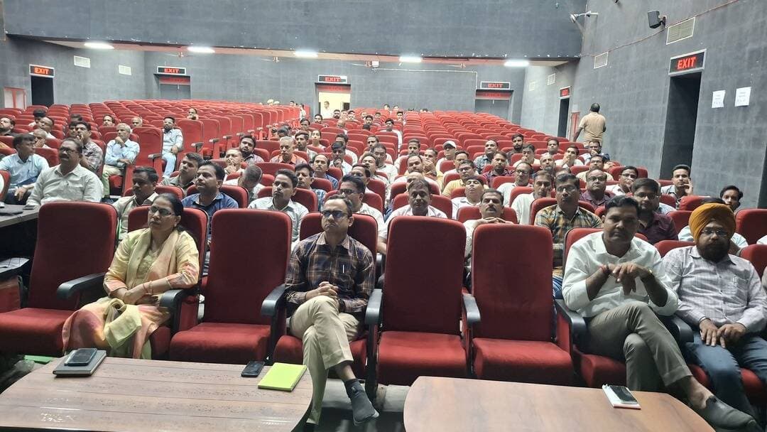 ईवीएम में कैद पार्षदों की किस्मत, अब 14 को खुलेगा जीत-हार का राज!
नगर निगम की मतगणना को लेकर प्रशासन अलर्ट, 88 कार्मिकों को दिया प्रशिक्षण; एक-एक वोट पर रहेगी पैनी नजर
भीलवाड़ा (महेन्द्र नागौरी) नगर निगम चुनाव में मतदान के बाद अब नतीजों की घड़ी नजदीक आ गई है। ईवीएम में बंद पार्षद प्रत्याशियों की किस्मत 14 सितंबर को खुलेगी। इससे पहले प्रशासन ने मतगणना की तैयारियों को अंतिम रूप देना शुरू कर दिया है। शनिवार को नगर निगम टाउन हॉल में 88 मतगणना कार्मिकों को गहन प्रशिक्षण दिया गया।
मतगणना के दौरान किसी भी तरह की चूक की गुंजाइश नहीं रहे, इसके लिए 33 मतगणना पर्यवेक्षक और 33 मतगणना सहायक लगाए गए हैं। इनके साथ 6-6 कार्मिक आरक्षित रखे गए हैं, जबकि आरओ-एआरओ टेबल पर सहयोग के लिए 10 कार्मिक नियुक्त किए गए हैं।
एक-एक वोट पर नजर, प्रक्रिया में जरा भी चूक नहीं
प्रशिक्षण में ईवीएम से मतगणना की पूरी प्रक्रिया को बारीकी से समझाया गया। अधिकारियों ने कार्मिकों को निर्वाचन आयोग के दिशा-निर्देशों, आवश्यक सावधानियों और मतगणना से जुड़े दायित्वों की जानकारी दी। ईवीएम खुलने से लेकर परिणाम दर्ज होने तक हर कदम निर्धारित प्रक्रिया के तहत उठाने के निर्देश दिए गए।
कार्मिकों को ईवीएम संचालन का व्यावहारिक प्रशिक्षण भी दिया गया। अधिकारियों ने साफ किया कि मतगणना की पूरी प्रक्रिया पारदर्शी, निष्पक्ष और निर्धारित नियमों के अनुसार होनी चाहिए।
प्रत्याशियों की धड़कनें बढ़ीं
मतदान के बाद अब प्रत्याशियों और राजनीतिक दलों की निगाहें मतगणना पर टिक गई हैं। किस वार्ड में किसका पलड़ा भारी रहा और किसके दावे हवा साबित होंगे, इसका फैसला ईवीएम खुलने के साथ होगा। 14 सितंबर की मतगणना शहर की नई राजनीतिक तस्वीर तय करेगी।
प्रशिक्षण के दौरान रिटर्निंग अधिकारी एवं अतिरिक्त कलक्टर श्रीमती प्रतिभा देवटिया, सहायक रिटर्निंग अधिकारी प्रमोद सीरवी, प्रशिक्षण शाखा से नारायण जागेटिया सहित अन्य अधिकारी व कार्मिक मौजूद रहे।