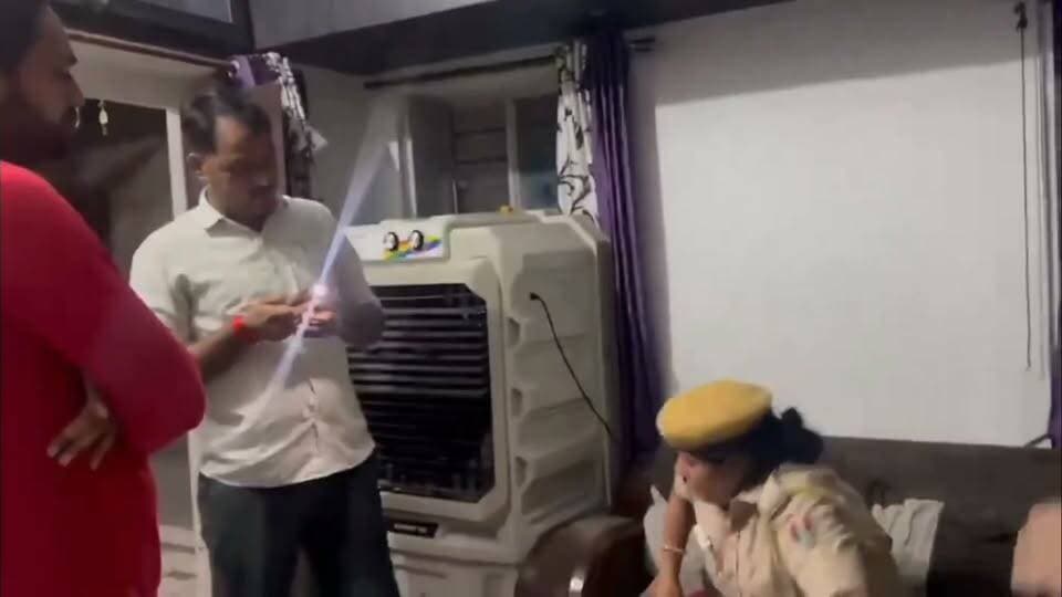 डोटासरा का आरोप—निर्दलीय प्रत्याशी के घर पुलिस भेजकर बनाया जा रहा दबाव, निर्वाचन आयोग से कार्रवाई की मांग
जयपुर। कांग्रेस प्रदेशाध्यक्ष गोविंद सिंह डोटासरा ने करौली नगर परिषद चुनाव को लेकर निर्वाचन आयोग और भाजपा सरकार पर गंभीर आरोप लगाए हैं। उन्होंने आरोप लगाया कि निर्दलीय प्रत्याशियों पर दबाव बनाने के लिए पुलिस और प्रशासन का दुरुपयोग किया जा रहा है।
डोटासरा ने करौली नगर परिषद की निर्दलीय प्रत्याशी निरोती जाटव का मामला उठाते हुए कहा कि उन्होंने अपने और अपने परिवार की स्पष्ट सहमति से कांग्रेस के साथ जाने का फैसला किया है। उनके अनुसार, परिवार की ओर से किसी प्रकार की शिकायत नहीं होने के बावजूद पुलिस प्रशासन का उनके घर पहुंचना, पूछताछ करना और परिवारजनों को धमकाना गंभीर मामला है।
कांग्रेस प्रदेशाध्यक्ष ने सवाल उठाया कि “कहां है निर्वाचन आयोग, ये कैसी तानाशाही है?” उन्होंने आरोप लगाया कि क्या भाजपा को अपनी हार का इतना डर है कि अब प्रत्याशियों के घर पुलिस भेजकर दबाव बनाया जा रहा है।
डोटासरा ने मुख्यमंत्री भजनलाल शर्मा से कहा कि चुनाव मैदान में मुकाबला जनता के वोट से होना चाहिए, पुलिस की धमकी या प्रशासनिक दबाव से नहीं। उन्होंने दावा किया कि प्रदेश के कई हिस्सों में निर्दलीय और जीत की संभावनाओं वाले प्रत्याशियों पर दबाव बनाने के मामले सामने आ रहे हैं।
उन्होंने निर्वाचन आयोग से पूरे मामले का तत्काल संज्ञान लेने, स्वतंत्र एवं निष्पक्ष चुनाव सुनिश्चित करने, दोषी अधिकारियों के खिलाफ कार्रवाई करने तथा प्रत्याशी और उनके परिवार को भयमुक्त माहौल एवं सुरक्षा उपलब्ध कराने की मांग की।
डोटासरा ने अपने बयान में राजस्थान के मुख्य निर्वाचन अधिकारी और भारत निर्वाचन आयोग को भी टैग करते हुए मामले में जवाब मांगा है।