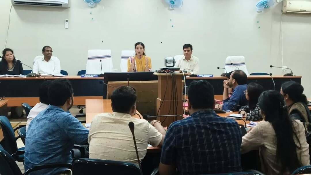 📌 जिला पदाधिकारी ने राजस्व शाखा के कार्यों की विस्तृत समीक्षा; लंबित मामलों के त्वरित निष्पादन के निर्देश
जिला पदाधिकारी, जहानाबाद श्रीमती छिरिङ वाई भूटिया की अध्यक्षता में राजस्व शाखा से संबंधित विभिन्न कार्यों की समीक्षा की गई।
🔹 दाखिल-खारिज, परिमार्जन प्लस, ई-मापी एवं जन शिकायत पोर्टल की लंबित मामलों को शीघ्र निष्पादित करने का निर्देश।
🔹 ई-मापी में तेजी हेतु अमीनों के कार्यों की नियमित समीक्षा के निर्देश।
🔹 शुक्रवार एवं सोमवार के जनता दरबार में प्राप्त राजस्व मामलों को शनिवारीय जनता दरबार में प्राथमिकता से निष्पादित करने का निर्देश।
🔹 सहयोग शिविर में प्राप्त राजस्व मामलों के त्वरित एवं गुणवत्तापूर्ण निष्पादन पर जोर।
🔹 49 विद्यालयों तथा प्रस्तावित आंगनवाड़ी केंद्रों के लिए भूमि की नापी एवं सीमांकन शीघ्र पूर्ण करने का निर्देश।
🔹 CWJC एवं MJC मामलों में समय पर शपथ पत्र दाखिल करने के निर्देश।
जिला पदाधिकारी ने सभी अंचल अधिकारियों एवं राजस्व पदाधिकारियों को लंबित मामलों का समयबद्ध, पारदर्शी एवं गुणवत्तापूर्ण निष्पादन सुनिश्चित करने को कहा।
#राजस्व_समीक्षा #जहानाबाद #जनसमस्या_समाधान #विकसितभारत_समृद्धबिहार_आदर्शजहानाबाद