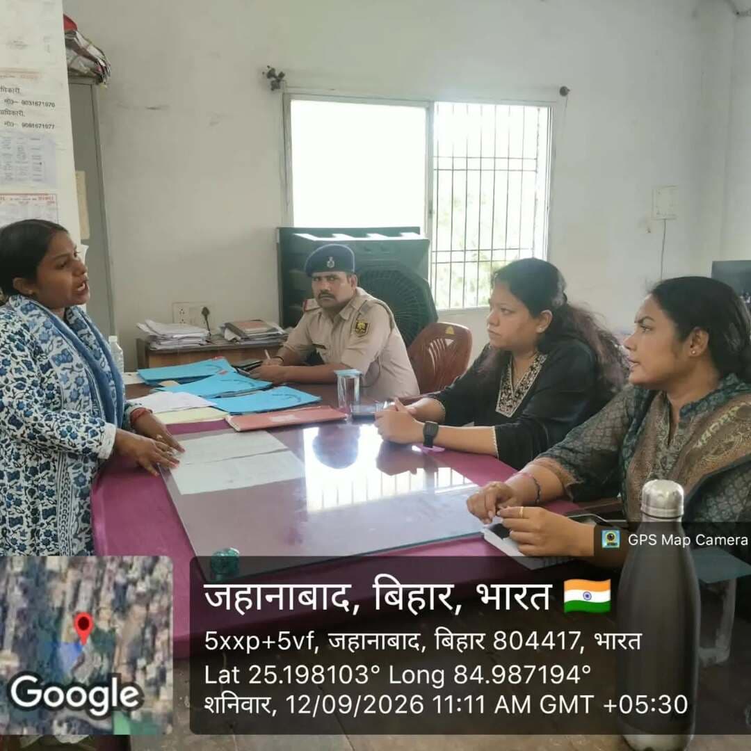 📌 शनिवारीय जनता दरबार में भूमि विवाद से जुड़े मामलों की सुनवाई
जिला पदाधिकारी, जहानाबाद श्रीमती छिरिङ वाई भूटिया के निर्देशानुसार जिले के सभी अंचलों में अंचल अधिकारी एवं थानाध्यक्ष द्वारा संयुक्त रूप से शनिवारीय जनता दरबार आयोजित किया गया।
🔹आज सभी अंचलों से कुल 45 आवेदन प्राप्त हुए, जिनमें से 7 मामलों का निष्पादन किया गया।
जिला पदाधिकारी ने भूमि विवाद से संबंधित मामलों की निष्पक्ष, पारदर्शी एवं समयबद्ध सुनवाई करते हुए त्वरित निष्पादन सुनिश्चित करने के निर्देश दिए।
#शनिवारीय_जनता_दरबार #भूमि_विवाद #जहानाबाद #विकसितभारत_समृद्धबिहार_आदर्शजहानाबाद