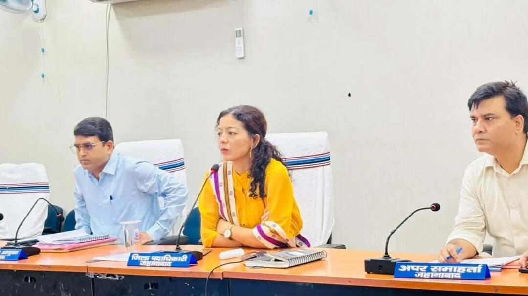 📌 विद्यालय, स्वास्थ्य, कायाकल्प एवं सेवा संकल्प अभियान की जिला पदाधिकारी ने की समीक्षा
जिला पदाधिकारी, जहानाबाद श्रीमती छिरिङ वाई भूटिया ने विद्यालय एवं आंगनवाड़ी केंद्रों हेतु भूमि, कायाकल्प योजना, स्वास्थ्य सेवाओं, “स्कूल चले हम” एवं “सेवा संकल्प अभियान” की प्रगति की विस्तृत समीक्षा की।
🔹 49 भूमिहीन विद्यालयों के लिए भूमि चिह्नांकन एवं मापी 16 सितम्बर तक पूर्ण करने का निर्देश।
🔹 प्रत्येक ग्राम पंचायत में कायाकल्प योजना के तहत 13 योजनाएं एवं प्रत्येक प्रखंड में कम-से-कम एक पंचायत को पूर्ण संतृप्त करने का लक्ष्य।
🔹 प्रत्येक प्रखंड में न्यूनतम 5 नए आंगनवाड़ी केंद्रों को कायाकल्प योजना में शामिल करने का निर्देश।
🔹 स्वास्थ्य केंद्रों पर दुर्घटना पीड़ितों को समुचित प्राथमिक उपचार, आवश्यक सामग्री की उपलब्धता एवं अनावश्यक रेफरल से बचने पर जोर।
🔹 “स्कूल चले हम” अभियान के तहत बच्चों की नियमित उपस्थिति एवं गुणवत्तापूर्ण शिक्षा की प्रतिदिन समीक्षा।
🔹 17 सितम्बर से 17 अक्टूबर तक “सेवा संकल्प अभियान” को प्रत्येक पंचायत तक जनभागीदारी के साथ संचालित करने का निर्देश।
🔹 सभी कार्य निर्धारित समय-सीमा में पूर्ण करने एवं लापरवाही पर कार्रवाई के स्पष्ट निर्देश।
#स्कूल_चले_हम #कायाकल्प_योजना #सेवा_संकल्प_अभियान #जहानाबाद #विकसितभारत_समृद्धबिहार_आदर्शजहानाबाद