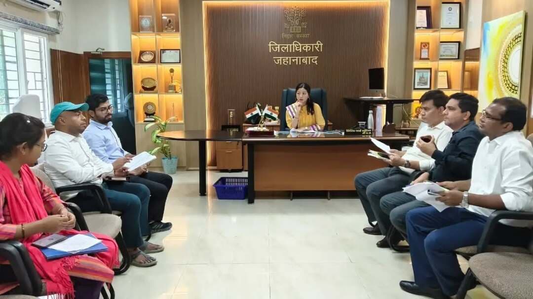 🎯 कौशल से रोजगार की ओर — जिला कौशल समिति की बैठक में NAPS एवं पीएम सेतु योजना पर जोर
जिला पदाधिकारी, जहानाबाद श्रीमती छिरिङ वाई भूटिया की अध्यक्षता में जिला कौशल समिति (DSC) की बैठक आयोजित की गई। बैठक में युवाओं के कौशल विकास, प्रशिक्षण एवं रोजगार के अवसरों को बढ़ाने से संबंधित बिंदुओं की समीक्षा की गई।
🔹 पीएम सेतु योजना को जिला कौशल समिति के एजेंडा में शामिल करने का निर्देश
🔹 NAPS की प्रगति की समीक्षा तथा जिले में संचालित उद्योगों को NAPS से जोड़ने के निर्देश
🔹 युवाओं को उद्योगों के माध्यम से अप्रेंटिसशिप एवं कौशल विकास के अधिक अवसर उपलब्ध कराने पर जोर
🔹 जिला शिक्षा पदाधिकारी एवं समिति के अन्य सदस्यों को NAPS एवं पीएम सेतु योजना का व्यापक प्रचार-प्रसार सुनिश्चित करने का निर्देश
📌 जिला पदाधिकारी ने कहा कि कौशल विकास योजनाओं को उद्योगों से जोड़ते हुए युवाओं के लिए प्रशिक्षण एवं रोजगार के अवसरों को और विस्तारित किया जाए।
#कौशल_विकास #युवा_रोजगार #NAPS_पीएम_सेतु #जिला_प्रशासन_जहानाबाद #विकसितभारत_समृद्धबिहार_आदर्शजहानाबाद