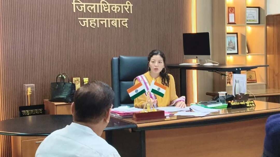 🚫 मद्य निषेध की समीक्षा — अवैध शराब के बड़े खेप पकड़ने का सख्त निर्देश
जिला पदाधिकारी, जहानाबाद श्रीमती छिरिङ वाई भूटिया की अध्यक्षता में मद्य निषेध की समीक्षात्मक बैठक आयोजित की गई। बैठक में अवैध शराब के विरुद्ध छापेमारी, दर्ज अभियोग, अभियुक्तों की गिरफ्तारी, देसी एवं विदेशी शराब की जब्ती, वाहनों की जब्ती तथा आरोप पत्र समर्पण की अद्यतन स्थिति की समीक्षा की गई।
🔹 जब्त शराब के विनष्टीकरण की समीक्षा
🔹 जब्त वाहनों के अधिहरण एवं नीलामी में तेजी के निर्देश
🔹 लंबित मामलों का नियमानुसार शीघ्र निष्पादन
🔹 अवैध शराब के बड़े कंसाइनमेंट को पकड़ने के लिए सूचना तंत्र मजबूत करने पर जोर तथा बड़ा खेप पकड़ने का निर्देश
📌 जिला पदाधिकारी ने उत्पाद अधीक्षक, मद्य निषेध को प्रभावी रणनीति के साथ सघन छापेमारी अभियान चलाने तथा अवैध शराब के निर्माण, भंडारण, परिवहन एवं बिक्री में संलिप्त व्यक्तियों के विरुद्ध लगातार सख्त कार्रवाई सुनिश्चित करने का निर्देश दिया।
#मद्य_निषेध #अवैध_शराब_पर_कार्रवाई #जिला_प्रशासन_जहानाबाद #विकसितभारत_समृद्धबिहार_आदर्शजहानाबाद