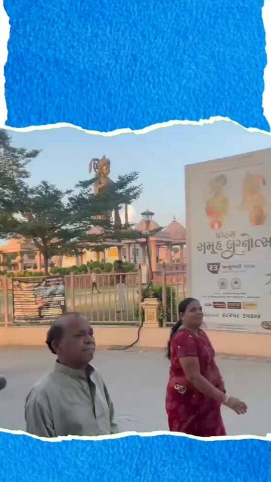 सारंगपुर बालाजी पहुंचे बांसवाड़ा के 60 बीजेपी पार्षद, बाड़ेबंदी के बीच दर्शन का वीडियो वायरल
बांसवाड़ा में बीजेपी की बाड़ेबंदी के बीच 60 पार्षद उम्मीदवार गुजरात के सारंगपुर बालाजी धाम पहुंचे हैं। गुरुवार को सभी उम्मीदवारों को जिला पार्टी कार्यालय से निजी बसों के जरिए सुरक्षित कैंप में भेजा गया था। अब सारंगपुर बालाजी मंदिर में दर्शन-पूजन करते हुए पार्षद उम्मीदवारों का वीडियो सामने आया है। बताया जा रहा है कि सभी फिलहाल वहीं ठहरे हुए हैं। चुनावी जोड़-तोड़ और बोर्ड गठन की संभावनाओं के बीच बीजेपी ने पार्षदों को एकजुट रखने के लिए बाड़ेबंदी की है। दर्शन के बाद भी सियासी रणनीति और मंत्रणा का दौर जारी रहने की बात सामने आ रही है।
#Banswara #BJP #BJPParshad #SarangpurBalaji #PoliticalNews RajasthanPolitics BanswaraNews