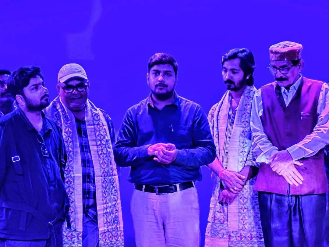 भागलपुर, 12 सितंबर 2026:- सांस्कृतिक संस्था आलय के सहयोग से जिला कला एवं संस्कृति कार्यालय, भागलपुर एवं भागलपुर संग्रहालय के संयुक्त तत्वावधान में शनिवार को भागलपुर संग्रहालय के प्रेक्षागृह में चर्चित हिंदी लघु फिल्म ‘सूर्यमुखी’ की विशेष स्क्रीनिंग सफलतापूर्वक आयोजित की गई। कार्यक्रम का विधिवत उद्घाटन जिला कला एवं संस्कृति पदाधिकारी-सहायक संग्रहालय अध्यक्ष अंकित रंजन ने किया। स्क्रीनिंग में कलाप्रेमियों, साहित्यकारों, स्थानीय कलाकारों, फिल्मकारों एवं सिनेमा से जुड़े युवाओं ने उत्साहपूर्वक भाग लिया।
फिल्म ‘सूर्यमुखी’ का निर्देशन सुमित कुमार सिंह ने किया है, जबकि फिल्म में मुकेश राम ने मुख्य भूमिका निभाई है। भागलपुर की सांस्कृतिक संस्था आलय से जुड़े कलाकार आलोक एवं मिथिलेश ने भी फिल्म में प्रभावशाली अभिनय किया है। हिंदी भाषा में निर्मित यह लघु फिल्म राष्ट्रीय एवं अंतरराष्ट्रीय फिल्म महोत्सवों में अपनी प्रभावशाली उपस्थिति दर्ज करा रही है। फिल्म को विभिन्न फिल्म समारोहों में बेस्ट सिनेमा, बेस्ट डायरेक्शन, बेस्ट सिनेमेटोग्राफी सहित कई श्रेणियों में पुरस्कार प्राप्त हो चुके हैं। नैनोकॉन फिल्म फेस्टिवल, कोलंबिया में फिल्म को बेस्ट ऑफ शो सहित सम्मान मिला है। इसके अलावा Films That Move, Virginia, Lucknow Film Festival, Cine Dreams International Film Festival, Mumbai तथा Jagran Film Festival के लिए भी फिल्म का चयन हुआ है।
स्क्रीनिंग के पश्चात संवाद कार्यक्रम का आयोजन किया गया, जिसमें फिल्म के निर्देशक, निर्माता, अभिनेता एवं फिल्म निर्माण से जुड़े कलाकारों से दर्शकों ने फिल्म की कहानी, निर्देशन, अभिनय, सिनेमेटोग्राफी तथा निर्माण प्रक्रिया से संबंधित विभिन्न सवाल पूछे। फिल्म से जुड़े सदस्यों ने दर्शकों के प्रश्नों का उत्तर देते हुए अपने अनुभव साझा किए। संवाद कार्यक्रम विशेष रूप से स्थानीय युवा फिल्मकारों एवं सिनेमा में रुचि रखने वाले युवाओं के लिए ज्ञानवर्धक और प्रेरणादायी रहा।
इस अवसर पर जिला कला एवं संस्कृति पदाधिकारी-सहायक संग्रहालय अध्यक्ष अंकित रंजन ने अपने संबोधन में कला एवं संस्कृति विभाग, बिहार सरकार की फिल्म पॉलिसी तथा बिहार राज्य फिल्म विकास एवं वित्त निगम लिमिटेड के सिंगल विंडो सिस्टम की जानकारी दी। उन्होंने कहा कि बिहार में फिल्म निर्माण को लगातार प्रोत्साहन मिल रहा है और राज्य में नई फिल्मों की शूटिंग हो रही है। फिल्म निर्माण को बढ़ावा देने के लिए कला एवं संस्कृति विभाग की ओर से सब्सिडी का भी प्रावधान किया गया है। उन्होंने स्थानीय फिल्मकारों एवं कलाकारों से इन अवसरों का लाभ उठाने की अपील की।
अंकित रंजन ने कहा कि अंग क्षेत्र और विशेषकर भागलपुर में फिल्म शूटिंग के लिए अपार संभावनाएं हैं। यहां की ऐतिहासिक विरासत, समृद्ध लोक संस्कृति, कला, प्राकृतिक परिवेश और सामाजिक जीवन फिल्मकारों को विविध विषय प्रदान करते हैं। अंग क्षेत्र के स्थानीय फिल्म मेकर, अभिनेता एवं अन्य कलाकार बिहार, विशेषकर भागलपुर की संस्कृति, इतिहास और विरासत पर आधारित फिल्मों का निर्माण कर सकते हैं। ऐसे रचनात्मक प्रयासों को स्थानीय स्तर पर जिला प्रशासन की ओर से हरसंभव सहयोग प्रदान किया जाएगा।
फिल्म ‘सूर्यमुखी’ की स्क्रीनिंग पर निर्देशक सुमित कुमार सिंह ने जिला प्रशासन एवं कला एवं संस्कृति विभाग के प्रति आभार व्यक्त करते हुए कहा कि भागलपुर में फिल्म की स्क्रीनिंग उनके लिए अत्यंत उत्साहवर्धक अनुभव है। उन्होंने कहा कि इस तरह के आयोजन नई पीढ़ी के फिल्म निर्माताओं और निर्देशकों को काफी प्रोत्साहित करेंगे तथा स्थानीय स्तर पर सिनेमा के लिए सकारात्मक वातावरण तैयार करेंगे। उन्होंने फिल्म में भागलपुर के कलाकारों मिथिलेश एवं आलोक के अभिनय की भी सराहना की।
कार्यक्रम में राजीव कांत मिश्रा, आलय के सचिव शशि रंजन, डॉ. चैतन्य प्रकाश, मनोज कुमार सिंह, सोनी भारती, गौतम यादव, रमन कर्ण सहित बड़ी संख्या में कलाप्रेमी, साहित्यकार, कलाकार एवं फिल्म क्षेत्र से जुड़े लोग उपस्थित रहे।
भागलपुर संग्रहालय के प्रेक्षागृह में आयोजित यह स्क्रीनिंग संग्रहालय को कला, संस्कृति और विरासत के साथ-साथ सिनेमा एवं रचनात्मक संवाद के जीवंत मंच के रूप में विकसित करने की दिशा में एक महत्वपूर्ण पहल रही। कार्यक्रम ने स्थानीय कलाकारों और युवा फिल्मकारों को नई संभावनाओं से परिचित कराने के साथ भागलपुर में फिल्म निर्माण की संभावनाओं को भी रेखांकित किया।
District Administration Patna
Madhepura District Administration
District Administration, Madhubani
DM Darbhanga
DM Bhojpur
Information & Public Relations Department, Government of Bihar