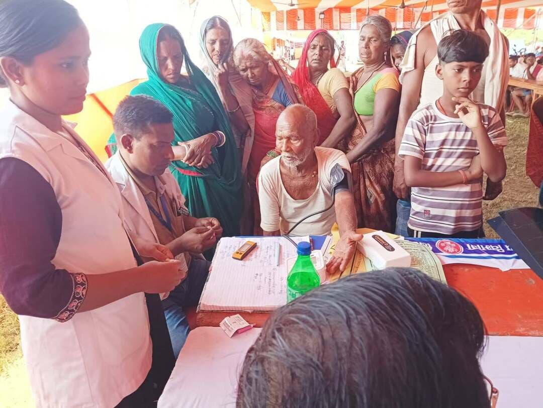 बाढ़ राहत शिविरों में मानसिक स्वास्थ्य जागरूकता एवं गैर-संचारी रोगों की स्क्रीनिंग
भागलपुर, दिनांक – 12.09.2026। बाढ़ की चुनौतीपूर्ण परिस्थितियों के बीच जिला स्वास्थ्य विभाग द्वारा राहत शिविरों में रह रहे बाढ़ प्रभावित लोगों के स्वास्थ्य एवं मानसिक कल्याण को लेकर विशेष पहल की जा रही है। इसी क्रम में भागलपुर के बरारी स्थित पॉलीटेक्निक कॉलेज बाढ़ राहत शिविर में रह रहे लोगों के बीच मानसिक स्वास्थ्य जागरूकता तथा गैर-संचारी रोग (NCD) स्क्रीनिंग अभियान चलाया गया।
राहत शिविर में रह रहे बाढ़ प्रभावित परिवारों को बाढ़ जैसी आपदा के दौरान उत्पन्न होने वाले तनाव, चिंता, भय, नींद में परेशानी एवं मानसिक दबाव के संबंध में जागरूक किया गया। स्वास्थ्य कर्मियों ने लोगों को मानसिक रूप से स्वस्थ रहने, अपनी समस्याओं को परिवारजनों एवं स्वास्थ्यकर्मियों के साथ साझा करने तथा आवश्यकता पड़ने पर समय पर चिकित्सकीय एवं मनोसामाजिक सहायता लेने के लिए प्रेरित किया।
इसके साथ ही 30 वर्ष एवं उससे अधिक आयु के लोगों की गैर-संचारी रोगों (NCD) की स्क्रीनिंग की गई। अभियान के दौरान उच्च रक्तचाप, मधुमेह एवं अन्य सामान्य गैर-संचारी रोगों की जांच के साथ-साथ कैंसर के संभावित लक्षणों के प्रति भी लोगों को जागरूक किया गया। जांच में संदिग्ध पाए गए लोगों को आवश्यक चिकित्सकीय परामर्श एवं आगे की जांच/उपचार के लिए स्वास्थ्य संस्थानों से जोड़ा जा रहा है।
स्वास्थ्य विभाग की टीम, जिसमें गैर-संचारी रोग पदाधिकारी डॉ. पंकज मनस्वी, जिला कार्यक्रम प्रबंधक मणि भूषण झा, जिला लेखा प्रबंधक श्री सोमेश झा एवं मनोवैज्ञानिक निशांत कुमार शामिल थे, ने बताया कि आपदा के समय राहत एवं बचाव के साथ-साथ नियमित दवाओं का सेवन करने वाले मरीजों, बुजुर्गों, गर्भवती महिलाओं एवं अन्य संवेदनशील लोगों की स्वास्थ्य आवश्यकताओं पर विशेष ध्यान देना आवश्यक है। राहत शिविरों में स्वास्थ्य सेवाओं की निरंतर उपलब्धता सुनिश्चित करने के लिए स्वास्थ्यकर्मियों द्वारा नियमित रूप से लोगों की स्वास्थ्य संबंधी समस्याओं का आकलन किया जा रहा है।
जिला स्वास्थ्य विभाग का उद्देश्य है कि बाढ़ प्रभावित लोगों को राहत शिविरों में "शारीरिक स्वास्थ्य के साथ मानसिक स्वास्थ्य" की सुविधा भी उपलब्ध हो तथा किसी भी बीमारी की पहचान प्रारंभिक अवस्था में कर उसका समय पर उपचार सुनिश्चित किया जा सके।
स्वास्थ्य विभाग का संदेश:
"आपदा के समय स्वास्थ्य का रखें ध्यान—मन स्वस्थ तो तन स्वस्थ, बीमारी की समय पर करें पहचान।"
CMO Bihar
District Administration Patna
Madhepura District Administration
District Administration, Madhubani
DM Darbhanga
DM Bhojpur
Information & Public Relations Department, Government of Bihar
Disaster Management Department Govt. of Bihar