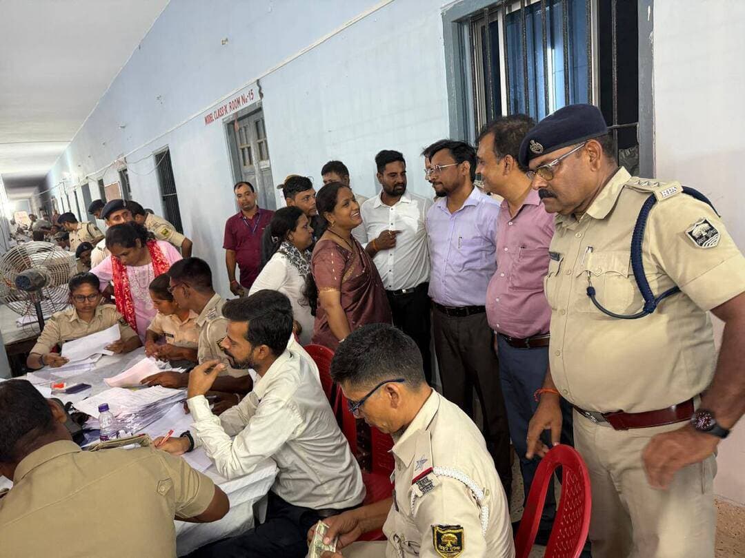 भागलपुर, दिनांक 12 सितंबर 2026:- राष्ट्रीय लोक अदालत के आयोजन के अवसर पर विभागीय अधिसूचना एवं प्राप्त दिशा-निर्देशों के आलोक में ट्रैफिक एवं परिवहन से संबंधित चालानों के निस्तारण तथा निर्धारित छूट का लाभ आमजनों को उपलब्ध कराने के उद्देश्य से विशेष व्यवस्था की गई है। इसी क्रम में परिवहन विभाग एवं ट्रैफिक विभाग द्वारा संयुक्त रूप से परिवहन कार्यालय एवं ट्रैफिक कार्यालय में विशेष फ्री सीटिंग की व्यवस्था की गई। उक्त कार्य दिनांक 07 सितंबर 2026 से प्रारंभ किया गया था। इस दौरान आमजनों को उनके लंबित ट्रैफिक एवं परिवहन चालानों के निस्तारण की प्रक्रिया में आवश्यक सुविधा एवं सहयोग उपलब्ध कराया गया। दिनांक 07 सितंबर से 11 सितंबर 2026 के बीच लगभग 6,000 चालानों का निस्तारण किया जा चुका है। इस विशेष व्यवस्था से बड़ी संख्या में लोगों को विभागीय अधिसूचना के अनुरूप निर्धारित छूट का लाभ प्राप्त करने तथा अपने लंबित चालानों का निस्तारण कराने में सुविधा मिली है। वहीं, आज दिनांक 12 सितंबर 2026 को आयोजित राष्ट्रीय लोक अदालत में भी ट्रैफिक एवं परिवहन से संबंधित चालानों के निस्तारण के लिए बड़ी संख्या में आमजन उपस्थित हुए हैं। लोक अदालत में उपस्थित न्यायिक पदाधिकारियों द्वारा मौके पर ही चालानों का निष्पादन किया जा रहा है। चालानों के निस्तारण से संबंधित अवार्ड तैयार कर संबंधित पक्षकारों को उपलब्ध कराया जा रहा है, जिससे पूरी प्रक्रिया त्वरित एवं पारदर्शी तरीके से संपन्न हो रही है। लोक अदालत स्थल पर आमजनों की सुविधा को ध्यान में रखते हुए आवश्यक व्यवस्थाएं सुनिश्चित की गई हैं। बड़ी संख्या में लोग कतारबद्ध होकर अपनी बारी के अनुसार चालानों के निस्तारण की प्रक्रिया में शामिल हो रहे हैं। ट्रैफिक एवं परिवहन विभाग के पदाधिकारी एवं कर्मियों द्वारा भी आवश्यक सहयोग प्रदान किया जा रहा है। पूरी कार्रवाई सुचारू, व्यवस्थित एवं सुविधाजनक तरीके से संचालित की जा रही है।
जिला प्रशासन द्वारा आमजनों से अपील की गई है कि वे राष्ट्रीय लोक अदालत के माध्यम से लंबित ट्रैफिक एवं परिवहन चालानों के निस्तारण के लिए उपलब्ध इस अवसर का लाभ उठाएं तथा निर्धारित प्रक्रिया के तहत अपने लंबित मामलों का निष्पादन कराएं।
District Administration Patna
CMO Bihar
Madhepura District Administration
District Administration, Madhubani
DM Darbhanga
DM Bhojpur
Information & Public Relations Department, Government of Bihar