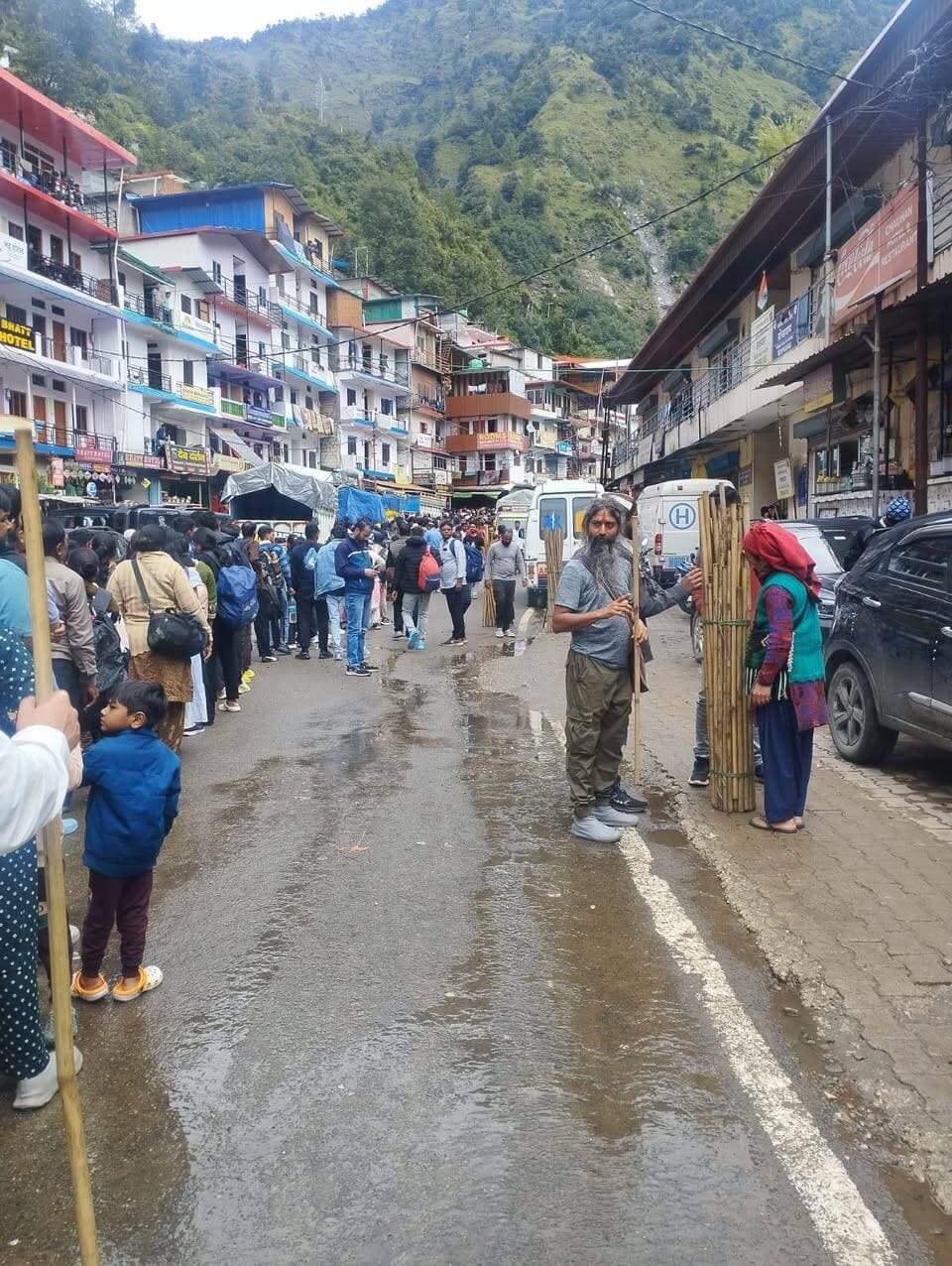 केदारनाथ पैदल यात्रा सुचारु, मलबा हटाकर बहाल किया मार्ग!!
केदारनाथ पैदल मार्ग पर चीरबासा हैलीपैड के समीप मलबा एवं पत्थर आने से बाधित हुई यात्रा को साफ-सफाई के बाद सुचारु कर दिया गया है। मार्ग से मलबा और पत्थर हटाए जाने के बाद श्रद्धालुओं की आवाजाही शुरू हो गई है।
मार्ग खुलने के बाद सोनप्रयाग और गौरीकुंड में रोके गए श्रद्धालुओं को केदारनाथ धाम की ओर रवाना कर दिया गया है। प्रशासन एवं संबंधित विभागों की टीमें पैदल मार्ग पर लगातार निगरानी बनाए हुए हैं, ताकि यात्रा सुरक्षित एवं निर्बाध रूप से संचालित की जा सके।