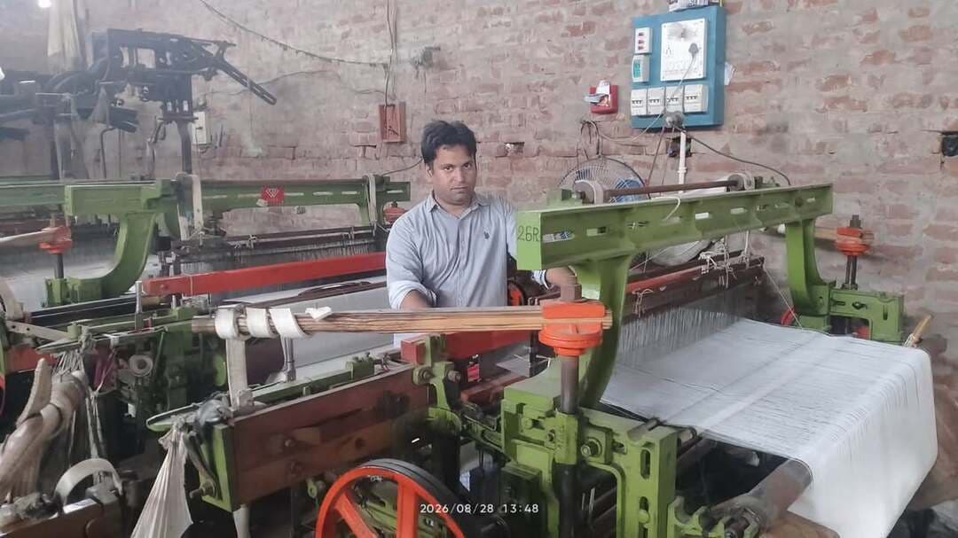 पीढ़ियों के हुनर को मिली नई उड़ान - बाराबंकी
जैदपुर के बुनकर जफर अंसारी की कहानी!
पहले बिचौलियों पर निर्भर थे, अब ODOP से 18 लाख की मदद, 8 पावरलूम, और कारोबार सीधे दिल्ली, मुंबई, कोलकाता, गुरुग्राम और अमेरिका की Walmart तक!
एक उद्यम से 70 परिवारों को रोजगार, जापानी टीम ने भी सराहा जैदपुर का हैंडलूम!
#ODOP #Barabanki #JaunpurHandloom #ODOPSuccess #YogiSarkar #MakeInUP #BarabankiDarshan