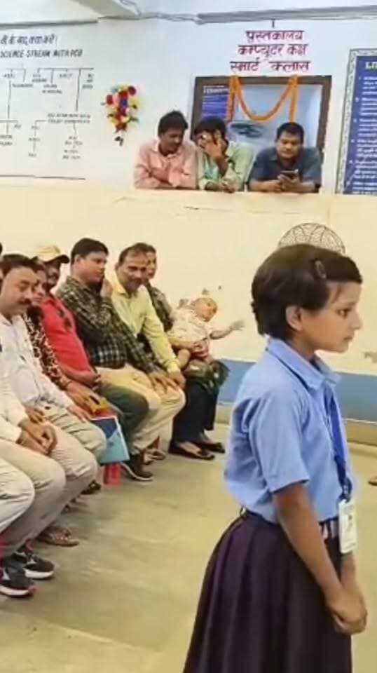 डीएम शेखर आनन्द पहुंचे
डॉ भीम राव अम्बेडकर आवासीय विद्यालय।