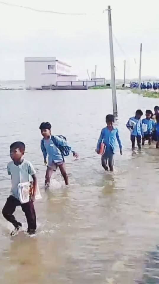बेलौनी गांव का वीडियो।
घाट कोसुंभा प्रखंड क्षेत्र में बाढ़ का पानी।