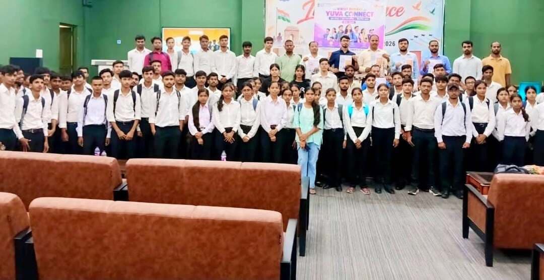 विकसित भारत यंग लीडर्स डायलॉग #VBYLD 2027 क्विज रजिस्ट्रेशन ड्राइव एवं युवा कनेक्ट कार्यक्रम का आयोजन।
राजकीय अभियंत्रण महाविद्यालय, शेखपुरा के सभागार में दिनांक 12.09.2026 को प्रातः 11:00 बजे, प्रभारी प्राचार्य, राजकीय अभियंत्रण महाविद्यालय, शेखपुरा की अध्यक्षता में “विकसित भारत यंग लीडर्स डायलॉग (VBYLD) 2027 क्विज रजिस्ट्रेशन ड्राइव एवं युवा कनेक्ट कार्यक्रम” का सफल आयोजन किया गया।
कार्यक्रम के मुख्य अतिथि श्री विवेक वैष्णवी, जिला युवा अधिकारी, My Bharat, शेखपुरा रहे। कार्यक्रम का शुभारंभ प्रभारी प्राचार्य की अध्यक्षता में मुख्य अतिथि एवं संस्थान के पदाधिकारियों द्वारा दीप प्रज्वलन एवं पुष्पगुच्छ भेंट कर किया गया।इस अवसर पर श्री बिनय कुमार, कार्यक्रम पदाधिकारी (NSS) एवं नोडल अधिकारी, राजकीय अभियंत्रण महाविद्यालय, शेखपुरा द्वारा मुख्य अतिथि श्री विवेक वैष्णवी का स्वागत एवं अभिनंदन किया गया। अपने स्वागत संबोधन में उन्होंने युवाओं की सक्रिय सहभागिता तथा राष्ट्र निर्माण में उनकी महत्वपूर्ण भूमिका पर प्रकाश डाला।
मुख्य अतिथि श्री विवेक वैष्णवी, जिला युवा अधिकारी, My Bharat, शेखपुरा ने विकसित भारत यंग लीडर्स डायलॉग (VBYLD) 2027 एवं युवा कनेक्ट कार्यक्रम के उद्देश्यों, युवाओं की भूमिका तथा विभिन्न गतिविधियों में उनकी सहभागिता के संबंध में विस्तारपूर्वक जानकारी दी। उन्होंने विद्यार्थियों को अधिक से अधिक संख्या में VBYLD 2027 क्विज में पंजीकरण कर सक्रिय रूप से भाग लेने के लिए प्रेरित किया।कार्यक्रम के दौरान मुख्य अतिथि द्वारा उपस्थित विद्यार्थियों एवं प्रतिभागियों को नशा मुक्ति की शपथ भी दिलाई गई। उन्होंने युवाओं से नशे से दूर रहने तथा स्वस्थ, जागरूक एवं सशक्त समाज के निर्माण में अपना योगदान देने का आह्वान किया।कार्यक्रम में संस्थान के डॉ. राहुल कुमार हिन्दुस्तानी, डॉ. अवधेश कुमार सुमन सहित अन्य शैक्षणिक एवं गैर-शैक्षणिक कर्मचारी तथा बड़ी संख्या में छात्र-छात्राएं उपस्थित रहे। विद्यार्थियों ने कार्यक्रम में अत्यंत उत्साह एवं तन्मयता के साथ भाग लिया तथा VBYLD 2027 एवं युवा गतिविधियों में सक्रिय रूप से सहभागिता करने की इच्छा व्यक्त की।
कार्यक्रम के सफल आयोजन में महाविद्यालय के छात्र सुनील सुमन, समृद्धि, प्रियदर्शी, प्रत्यांशु सहित अन्य विद्यार्थियों ने महत्वपूर्ण सहयोग एवं सक्रिय सहभागिता प्रदान की।
अंत में डॉ. राहुल कुमार हिन्दुस्तानी द्वारा धन्यवाद ज्ञापन प्रस्तुत किया गया। इसके पश्चात राष्ट्रीय गान के साथ कार्यक्रम का गरिमापूर्ण समापन हुआ।
कार्यक्रम पदाधिकारी (NSS)
श्री बिनय कुमार
राजकीय अभियंत्रण महाविद्यालय, शेखपुरा।