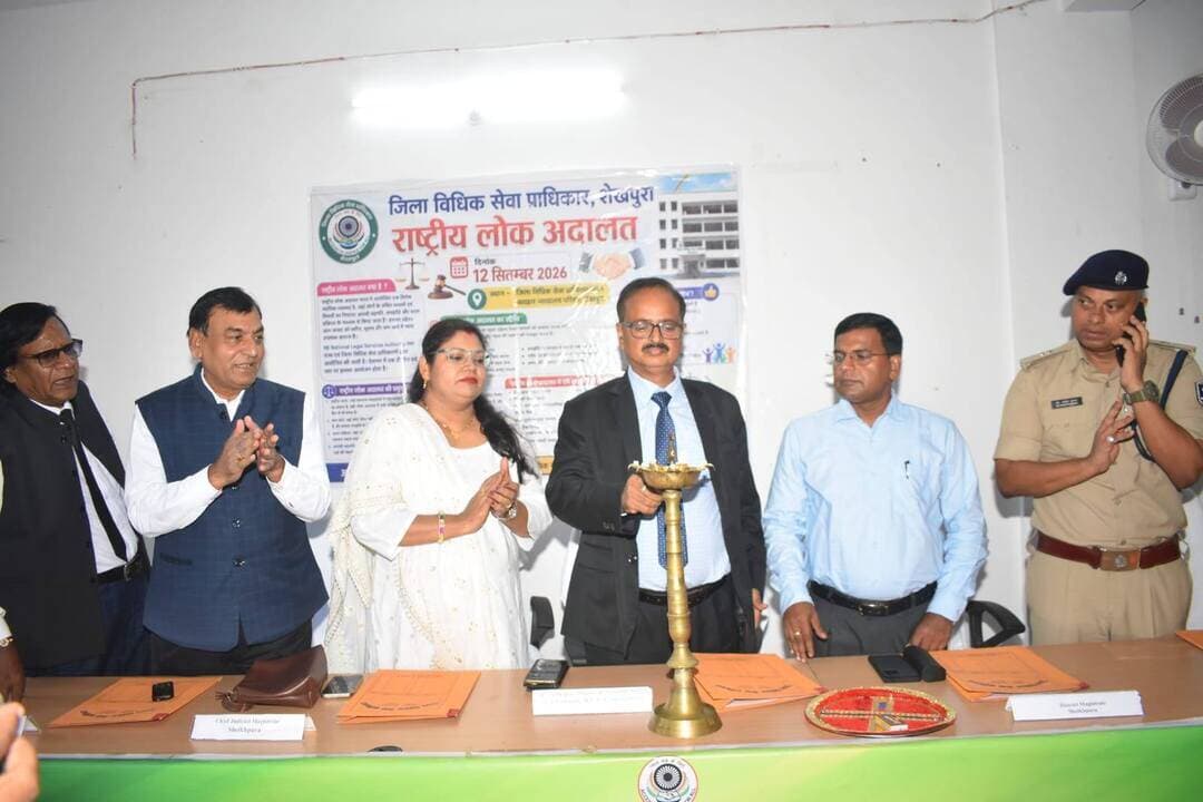 राष्ट्रीय लोक अदालत महापर्व के समान, विवादों के समाधान से बढ़ेगा भाईचारा : सतीश कुमार झा।
शेखपुरा जिला न्यायालय परिसर में प्रभारी प्रधान जिला एवं सत्र न्यायाधीश सतीश कुमार झा की अध्यक्षता में दीप प्रज्वलित कर राष्ट्रीय लोक अदालत का उद्घाटन किया गया। इस अवसर पर जिला विधिक संघ के अध्यक्ष चंद्र मौली यादव, महासचिव विनोद कुमार सिंह, सीजीएम विभा रानी, जिला विधिक सेवा प्राधिकार के सचिव सुशील प्रसाद, अपर समाहर्ता संजय कुमार, अपर पुलिस अधीक्षक सह अनुमंडल पुलिस पदाधिकारी सहित न्यायिक एवं प्रशासनिक पदाधिकारी, अधिवक्ता एवं अन्य लोग मौजूद रहे।
उद्घाटन समारोह को संबोधित करते हुए प्रभारी प्रधान जिला एवं सत्र न्यायाधीश सतीश कुमार झा ने राष्ट्रीय लोक अदालत को न्याय और आपसी सौहार्द का महापर्व बताते हुए कहा कि जिस प्रकार लोग दीपावली, दशहरा और छठ जैसे पर्व मिल-जुलकर मनाते हैं, उसी भावना से आपसी विवादों का समाधान लोक अदालत के माध्यम से किया जाना चाहिए। इससे न केवल मुकदमों का निपटारा होगा, बल्कि लोगों के बीच भाईचारा और सौहार्द भी बढ़ेगा।
वहीं, जिला विधिक संघ के अध्यक्ष चंद्र मौली यादव ने कहा कि राष्ट्रीय लोक अदालत की सफलता में अधिवक्ताओं की भूमिका सबसे महत्वपूर्ण है। अधिवक्ता अपने मुवक्किलों को समझाकर आपसी सहमति से मामलों के निपटारे में अहम भूमिका निभा सकते हैं। उन्होंने सभी अधिवक्ताओं से अधिक से अधिक मामलों के निष्पादन में सहयोग की अपील की।
चंद्र मौली यादव ने बैंक अधिकारियों एवं कर्मचारियों से भी विशेष आग्रह किया कि शेखपुरा छोटा जिला है और यहां बड़ी संख्या में गरीब एवं आर्थिक रूप से कमजोर लोग हैं। ऐसे लोगों की आर्थिक स्थिति को ध्यान में रखते हुए बैंक से संबंधित मामलों में यथासंभव कम राशि में समझौता कराकर उन्हें राहत प्रदान करें, ताकि अधिक से अधिक मामलों का समाधान हो सके।
राष्ट्रीय लोक अदालत का उद्देश्य लंबित एवं प्री-लिटिगेशन मामलों का आपसी सहमति से त्वरित, सरल और सुलभ समाधान कर आम लोगों को राहत पहुंचाना है।
#NationalLokAdalat #Sheikhpura #LokAdalat #LegalServices #Justice #ChandraMauliYadav
#viralchallenge