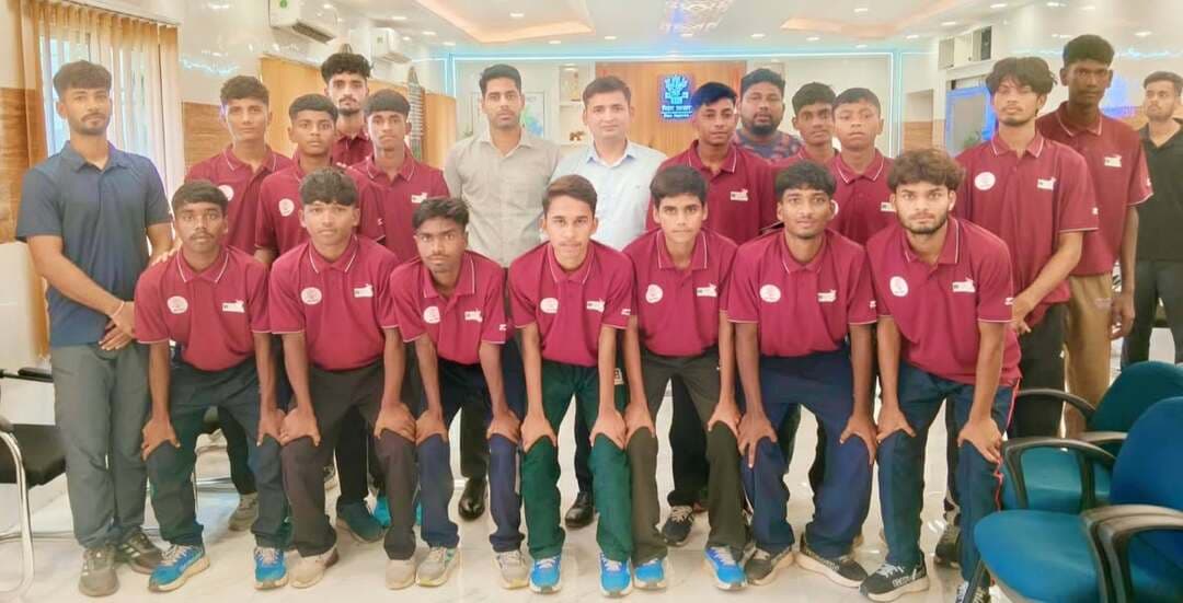 किशनगंज जिला मुख्यालय में आज दिनांक 12 सितंबर 2026 को
सुब्रतो कप फुटबॉल प्रतियोगिता में बिहार राज्य में उत्कृष्ट प्रदर्शन करते हुए प्रथम स्थान प्राप्त करने वाली किशनगंज की टीम अब राष्ट्रीय स्तर पर आयोजित सुब्रतो कप नेशनल टूर्नामेंट में बिहार का प्रतिनिधित्व करेगी।
राष्ट्रीय स्तर की प्रतियोगिता 15 से 23 सितंबर 2026 तक आयोजित की जाएगी, जिसमें भाग लेने के लिए किशनगंज की टीम कल प्रातः रवाना होगी।
इस अवसर पर नवीन कुमार,जिलाधिकारी, किशनगंज द्वारा टीम के खिलाड़ियों एवं प्रशिक्षकों से मुलाकात कर उनका उत्साहवर्धन किया गया।
जिलाधिकारी महोदय ने खिलाड़ियों से बातचीत कर उनकी तैयारियों, अनुभवों एवं अपेक्षाओं के बारे में जानकारी ली तथा उनकी बातों को गंभीरतापूर्वक सुना।
जिलाधिकारी ने खिलाड़ियों का मनोबल बढ़ाते हुए कहा कि किशनगंज की टीम ने बिहार में प्रथम स्थान प्राप्त कर जिले का गौरव बढ़ाया है। अब राष्ट्रीय स्तर पर भी पूरे आत्मविश्वास, अनुशासन एवं खेल भावना के साथ उत्कृष्ट प्रदर्शन करते हुए प्रतियोगिता में जीत हासिल करने का प्रयास करें। उन्होंने सभी खिलाड़ियों को शुभकामनाएँ देते हुए कहा कि वे अपना सर्वश्रेष्ठ प्रदर्शन करें और टूर्नामेंट जीतकर किशनगंज एवं बिहार का नाम राष्ट्रीय स्तर पर गौरवान्वित करें।
जिलाधिकारी ने टीम के खिलाड़ियों को हरसंभव सहयोग एवं प्रोत्साहन का भरोसा दिलाया तथा उनके उज्ज्वल भविष्य की कामना की।
जिलाधिकारी से मिले इस उत्साहवर्धन से खिलाड़ियों में विशेष उत्साह एवं आत्मविश्वास देखने को मिला।
किशनगंज की टीम के राष्ट्रीय स्तर पर इस उपलब्धि की ओर बढ़ते कदम से जिले के खेल जगत में उत्साह का माहौल है।