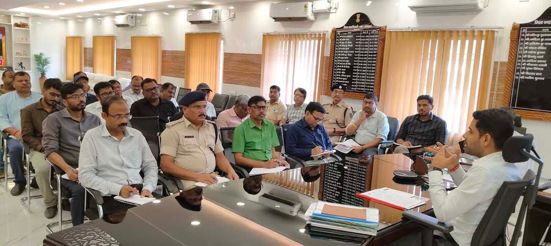 किशनगंज जिला मुख्यालय में आज दिनांक 12 सितंबर 2026 को जिला पदाधिकारी नवीन कुमार की अध्यक्षता में Vibrant Villages Programme-II (VVP-II) के अंतर्गत अंतर्राष्ट्रीय सीमा से लगे चयनित ग्रामों में स्थानीय समुदाय के साथ विश्वास एवं सहयोग की भावना विकसित करने, सीमा सुरक्षा संबंधी जागरूकता उत्पन्न करने तथा सीमा प्रबंधन में स्थानीय समुदाय की भागीदारी सुनिश्चित करने के उद्देश्य से Border-Specific Outreach Activities के सफल आयोजन हेतु प्रतिनियुक्त संबंधित पदाधिकारियों के साथ समीक्षा बैठक आयोजित की गई।
समीक्षा के क्रम में जिलान्तर्गत सीमावर्ती प्रखंडों के चिन्हित गाँवों में प्रतिनियुक्ति पदाधिकारी को जिला पदाधिकारी महोदय द्वारा आवश्यक दिशा निर्देश दिए गए ।
सीमावर्ती प्रखंडों में गाँवों को चिन्हित किया गया है, जिसकी विवरणी निम्नरूपेण है :-
प्रखंड टेढ़ागाछ में चयनित गाँव यथा
1. रामपुर 2. झाला 3.पिपरा 4.बैरिया
5. चिचौरा 6.कंचनबाड़ी
7. फुलबाड़ी 8. भोरहा
9. खनियाबाद ।
दिघलबैंक प्रखंड अंतर्गत चयनित गांव यथा
1. टप्पू 2. बैजनाथ पलसा 3. मालटोली 4.लोहागाड़ा 5.पांचगाछी
6. डोरिया 7. सिंधिमारी
8. तुलसिया 9. धनतोला
10.हाड़ीभिट्टा
11. सिंधिमारी मिलिक
12. पलसा ।
ठाकुरगंज प्रखंड अंतर्गत चयनित गांव यथा
1. भेडरानी 2. ग्वालटोली 3.चुरली 4. सुखानी
5. भातगाँव 6.हुलहुली
7. कोईया 8. दल्लेगॉव ।
संबंधित सभी प्रतिनियुक्त पदाधिकारियों को निर्देश देते हुए उन्होंने कहा कि सभी चयनित गाँवों में स्थानीय समुदाय के साथ विश्वास एवं सहयोग की भावना विकसित करने, सीमा सुरक्षा संबंधी जागरूकता उत्पन्न करने तथा सीमा प्रबंधन में स्थानीय समुदाय की भागीदारी सुनिश्चित करने के उद्देश्य से Border-Specific Outreach Activities का सफल आयोजन करना सुनिश्चित करेंगे ।
सभी संबंधित नोडल पदाधिकारी एवं पुलिस पदाधिकारी अपने आवंटित ग्राम के लिए Border-Specific Outreach Activities के आयोजन, समन्वय एवं अनुश्रवण के लिए उत्तरदायी होंगे।
निर्देश देते हुए उन्होंने कहा कि सभी प्रतिनियुक्त पदाधिकारी अपने कर्तव्यों एवं दायित्वों निर्वाहन सुनिश्चित करेंगे जो निम्नवत है :-
1. संबंधित ग्राम में स्थानीय समुदाय के साथ नियमित बैठक एवं संवाद स्थापित करना तथा सीमा प्रबंधन से संबंधित स्थानीय समस्याओं एवं सुझावों का संकलन करेंगे।
2. सीमा सुरक्षा, नागरिक दायित्व, संदिग्ध गतिविधियों की सूचना देने की प्रक्रिया तथा अन्य संबंधित विषयों पर जागरूकता कार्यक्रम आयोजित करना।
3. विद्यालयों, सामुदायिक केन्द्रों एवं अन्य उपयुक्त स्थलों पर awareness campaign एवं जन-जागरूकता कार्यक्रम आयोजित करना।
4. स्थानीय समुदाय के सहयोग से सांस्कृतिक कार्यक्रम, राष्ट्रीय एकीकरण संबंधी कार्यक्रम एवं अन्य सामुदायिक गतिविधियों का आयोजन करना।
5. सीमा क्षेत्र की आवश्यकताओं के अनुरूप आपदा/आपातकालीन तैयारी एवं response mechanism के संबंध में प्रशिक्षण/जागरूकता कार्यक्रम आयोजित करना।
6. चिकित्सा, पशु चिकित्सा, कल्याणकारी एवं अन्य आवश्यक सेवाओं से संबंधित Multi-Sectoral Service Delivery Camps के आयोजन हेतु संबंधित विभागों से समन्वय स्थापित करना।
7. स्थानीय विरासत, संस्कृति एवं पर्यटन को बढ़ावा देने तथा स्थानीय लोगों के लिए आजीविका के अवसर सृजित करने हेतु Tourism-related events आयोजित करना।
8. संबंधित ग्राम में समय-समय पर क्षेत्र भ्रमण कर ground-level स्थिति का आकलन करना आवश्यकतानुसार उच्चाधिकारियों को अवगत कराना।
9. जिला प्रशासन, संबंधित सीमा प्रहरी बल/SSB. पुलिस, पंचायत प्रतिनिधियों, संबंधित विभागों एवं अन्य stakeholders के साथ आवश्यक समन्वय स्थापित करना।
10. Border-Specific Outreach Activities के अंतर्गत आयोजित प्रत्येक कार्यक्रम की तिथि, स्थान, गतिविधि का प्रकार, प्रतिभागियों की संख्या, विभागों की भागीदारी, photographs तथा प्रमुख निष्कर्ष सहित अभिलेख संधारित करना।
11. सभी Nodal Officers यह सुनिश्चित करेंगे कि outreach activities स्थानीय संस्कृति के प्रति संवेदनशील, community-
oriented, participatory, sustainable एवं accessible हों तथा इन गतिविधियों के माध्यम से स्थानीय समुदाय एवं सीमा प्रहरी बलों/प्रशासन के बीच विश्वास एवं सहयोग को बढ़ावा मिले।
12. प्रत्येक Nodal Officer अपने आवंटित ग्राम में आयोजित गतिविधियों की प्रगति प्रतिवेदन उपलब्ध कराएंगे ।
13. संबंधित सभी विभाग/कार्यालय एवं सीमा प्रहरी बल Nodal Officers को आवश्यक सहयोग एवं समन्वय प्रदान करेंगे, ताकि चयनित ग्रामों में Border-Specific Outreach Activities का प्रभावी एवं समयबद्ध क्रियान्वयन सुनिश्चित किया जा सके।
14. सभी प्रतिनियुक्त नोडल पदाधिकारी को निदेश है कि वे अपने-अपने क्षेत्राधिकार अन्तर्गत Vibrant Villages Programme-II (VVP-II) हेतु आवंटित ग्रामों में सरकार द्वारा चलाये जा रहे सभी जनकल्याणकारी योजनाओं के शत-प्रतिशत आच्छादन (Saturation) के उद्देश्य से प्रत्येक परिवार का विस्तृत सर्वेक्षण करना सुनिश्चित करेंगे।
इस अवसर पर उपविकास आयुक्त,अनुमंडल पदाधिकारी, अपर समाहर्ता विभागीय जांच, अपर समाहर्ता आपदा प्रबंधन, विशेष कार्य पदाधिकारी गोपनीय शाखा, जिला पंचायती राज पदाधिकारी , पुलिस उपाधीक्षक, जिला योजना पदाधिकारी सहित संबंधित पदाधिकारी गण आदि उपस्थित थे । #viralreels #viralreelschallenge #viralchallenge #vacaciones #videogames #viralpost #2026Goals #newyork
