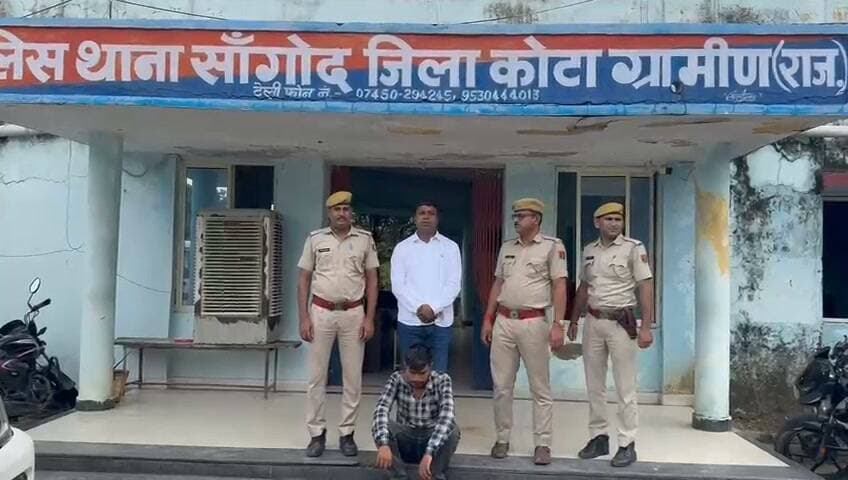 ब्रेकिंग कोटा ग्रामीण
एक साल से फरार 10 हजार का इनामी डोडा चूरा तस्कर गिरफ्तार
सांगोद पुलिस ने गांव से दबोचा, 262.65 किलो डोडा चूरा बरामदगी मामले में था वांछित
कोटा। मादक पदार्थ तस्करी के खिलाफ सांगोद पुलिस को बड़ी सफलता मिली है। करीब एक साल से फरार चल रहे 10 हजार रुपये के इनामी आरोपी श्रवण सिंह को पुलिस ने उसके गांव निपानिया से गिरफ्तार कर लिया।
पुलिस के अनुसार, 28 मार्च 2025 को यात्री प्रतीक्षालय तालछी के पास नाकाबंदी के दौरान सफेद इनोवा कार HR 55 S 2580 से 262.65 किलोग्राम साबुत डोडा चूरा बरामद किया गया था। मामले में पंजाब निवासी दो आरोपियों को मौके से गिरफ्तार किया गया था।
जांच में श्रवण सिंह पुत्र गुमान सिंह, निवासी निपानिया, थाना डग, जिला झालावाड़ का नाम सामने आया। घटना के बाद से वह लगातार फरार चल रहा था, जिसके चलते पुलिस अधीक्षक ने उसकी गिरफ्तारी पर 10 हजार रुपये का इनाम घोषित किया था।
अतिरिक्त पुलिस अधीक्षक रामकल्याण मीणा के निर्देशन और थानाधिकारी पवन कुमार के नेतृत्व में गठित टीम ने कार्रवाई करते हुए 11 सितंबर को आरोपी को उसके गांव से डिटेन कर गिरफ्तार कर लिया।
पुलिस अब आरोपी से डोडा चूरा तस्करी के नेटवर्क और उसके अन्य साथियों को लेकर गहन पूछताछ कर रही है।