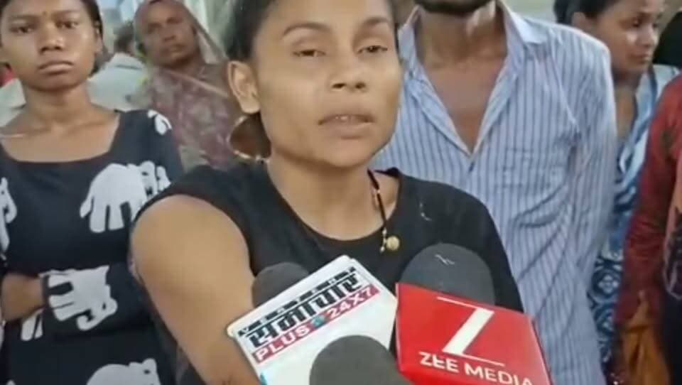 देर रात चाकूबाजी से मचा हड़कंप, देवर-भाभी समेत 4 पर ताबड़तोड़ हमला!
कोटा। दादाबाड़ी थाना क्षेत्र की उड़िया बस्ती में देर रात आपसी रंजिश को लेकर चाकूबाजी की सनसनीखेज वारदात सामने आई। विवाद के दौरान एक बदमाश ने देवर-भाभी, उनके भाई और बीच-बचाव करने आए युवक पर कथित तौर पर ताबड़तोड़ चाकू से हमला कर दिया।
हमले में चार लोग घायल बताए जा रहे हैं। सभी घायलों को गंभीर हालत में न्यू मेडिकल कॉलेज अस्पताल ले जाया गया, जहां उनका उपचार जारी है।
वारदात की सूचना मिलते ही दादाबाड़ी थाना पुलिस मौके पर पहुंची। घटना के बाद इलाके में हड़कंप मच गया। पुलिस ने मामले की जांच शुरू कर दी है और हमले के कारणों व आरोपी की तलाश में कार्रवाई जारी है।
आपसी रंजिश ने लिया खूनी रूप, चार लोगों पर चाकू से हमला—इलाके में दहशत का माहौल।
#Kota #Dadabari #KnifeAttack #UdiyaBasti #RajasthanNews #BreakingNews #AnnuRaviNews