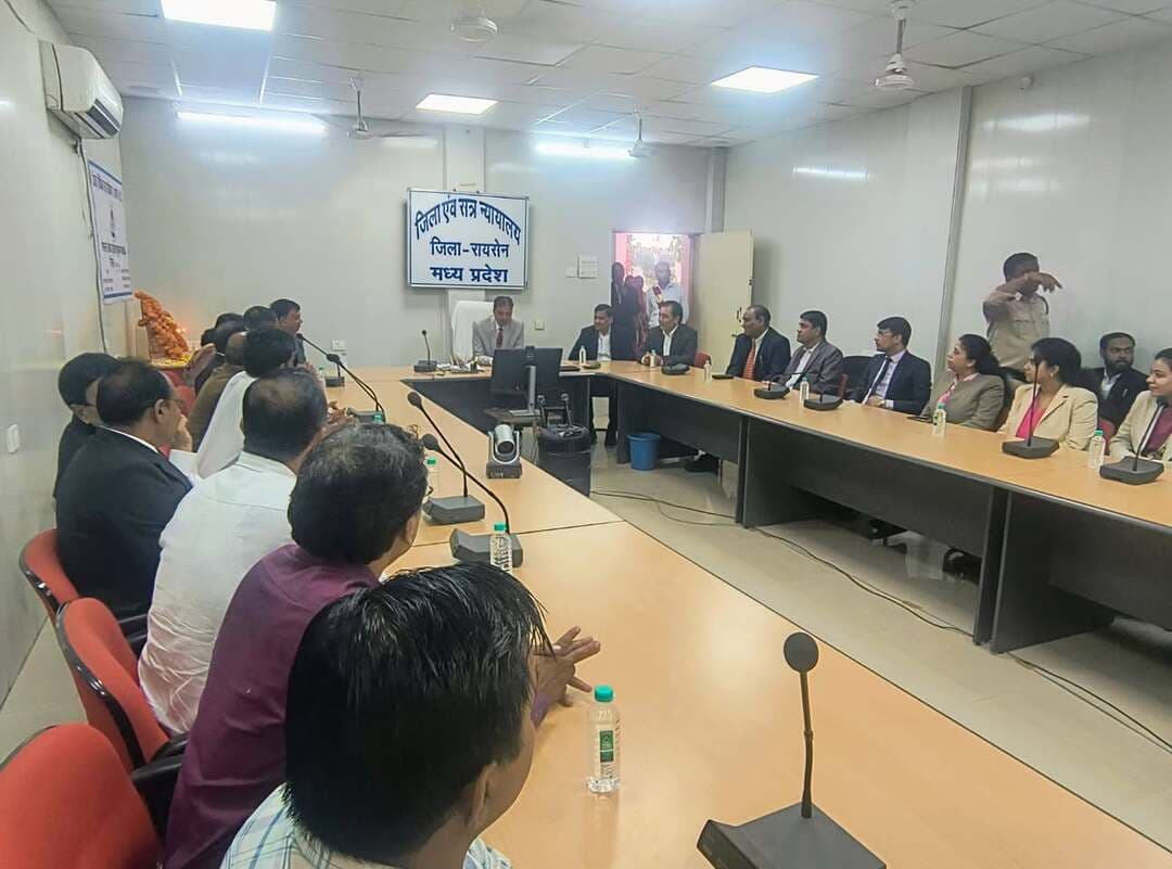 नेशनल लोक अदालत में कुल 3796 प्रकरणों का हुआ निराकरण
14,70,38,594 रुपये की समझौता राशि हुई निर्धारित
–––
–––
राष्ट्रीय विधिक सेवा प्राधिकरण, नई दिल्ली एवं म.प्र. राज्य विधिक सेवा प्राधिकरण, जबलपुर के निर्देशानुसार दिनांक 12 सितम्बर 2026 को जिला मुख्यालय रायसेन सहित जिले की सभी तहसील न्यायालयों में वर्ष 2026 की तृतीय नेशनल लोक अदालत का आयोजन उत्साहपूर्वक एवं सफलतापूर्वक किया गया।
जिला मुख्यालय रायसेन में नेशनल लोक अदालत का शुभारंभ माननीय प्रधान जिला एवं सत्र न्यायाधीष महोदय श्री अनिल कुमार सोहाने द्वारा मां सरस्वती की प्रतिमा पर माल्यार्पण एवं दीप प्रज्वलित कर किया गया।
जिला मुख्यालय रायसेन में उक्त कार्यक्रम में माननीय प्रधान जिला न्यायाधीष महोदय सहित प्रधान न्यायाधीश, कुटुम्ब न्यायालय श्री अरविन्द जैन, तृतीय जिला न्यायाधीश श्री कमलेश कुमार इटावदिया, प्रथम जिला न्यायाधीश श्री सुनील कुमार शौक, द्वितीय जिला न्यायाधीश श्री महेश कुमार माली, मुख्य न्यायिक मजिस्ट्रेट श्री अजय कुमार यदु, सचिव जिला विधिक सेवा प्राधिकरण रायसेन श्रीमती हर्षिनी यादव, न्यायिक मजिस्ट्रेट श्रीमती सौम्या साहू अस्थाना, श्रीमती ज्योति चतुर्वेदी न्यायिक मजिस्ट्रेट, श्री संचित अस्थाना न्यायिक मजिस्ट्रेट, श्री गृजेष सिंह बघेल प्रषिषु न्यायाधीष, श्री बीएम सिंह जिला विधिक सहायता अधिकारी, श्री संघर्ष शर्मा अध्यक्ष, जिला अधिवक्ता संघ, विद्युत विभाग, नगर पालिका, बीएसएनएल एवं बैंकों के अधिकारीगण, अधिवक्ता एवं पक्षकारगण उपस्थित रहे।
लोक अदालत में राजीनामा योग्य प्रकरणों के शीघ्र एवं सौहार्दपूर्ण निराकरण के लिए जिले में 6 एवं तहसील न्यायालयों में 17 इस तरह कुल 23 खंडपीठों का गठन किया गया। इन खंडपीठों द्वारा न्यायालयों में लंबित 707 प्रकरणों तथा 3,089 प्री-लिटिगेशन प्रकरणों सहित कुल 3796 मामलों का आपसी सहमति से निराकरण किया गया। इन मामलों में कुल 14,70,38,594/- की समझौता राशि निर्धारित हुई, जिससे 4,930 व्यक्तियों को लाभ मिला।
#Raisen Jansampark Madhya Pradesh JDjansampark Bhopal Collector Office Raisen