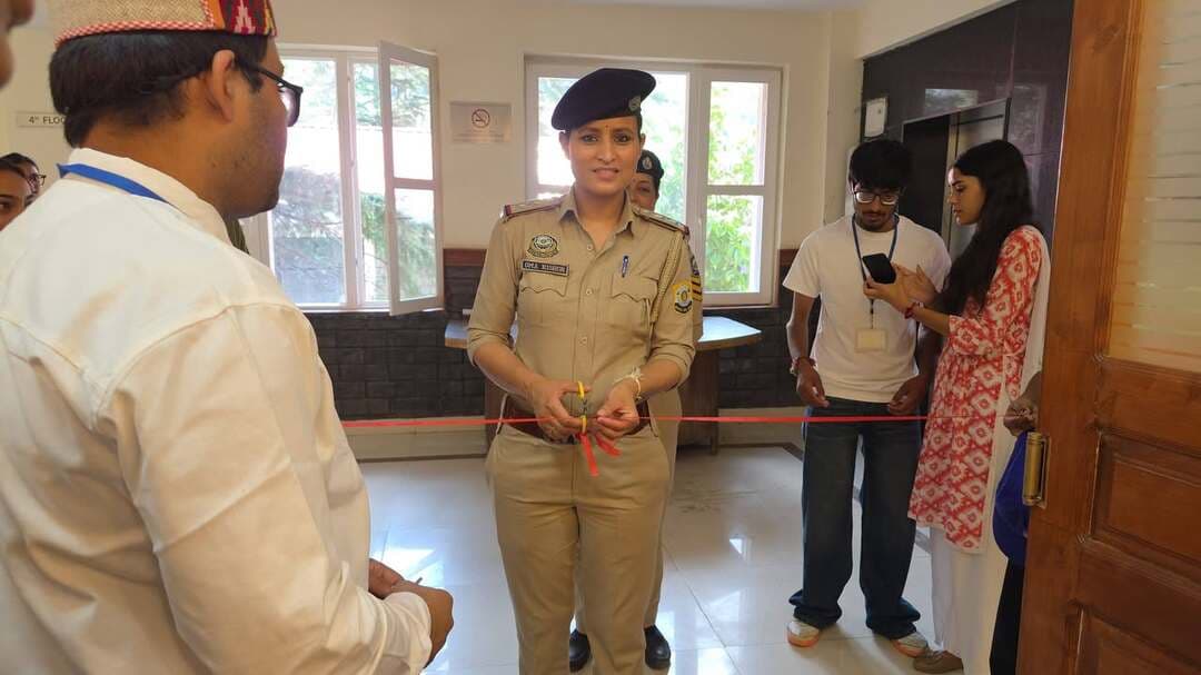 दृष्टिबाधित युवाओं को दी गई डिजिटल तकनीक की जानकारी, कुल्लू में आयोजित हुई कार्यशाला
नई तकनीक के माध्यम से सामान्य होगा दृष्टिबाधित युवाओं का जीवन
जिला कुल्लू के मुख्यालय ढालपुर के बचत भवन में नेशनल फेडरेशन फॉर द ब्लाइंड के द्वारा एक कार्यशाला का आयोजन किया गया। इस कार्यशाला में हिमाचल प्रदेश के साथ-साथ बाहरी राज्यों से भी आए दृष्टिबाधित युवाओं के द्वारा भाग लिया गया और यहां पर डिजिटल तकनीक के माध्यम से अपने जीवन को सामान्य बनाने के बारे में भी जानकारी ली गई। वही कुल्लू पुलिस महिला थाना प्रभारी उमा ठाकुर भी कार्यशाला में मौजूद रही। नेशनल फेडरेशन का द ब्लाइंड के वाइस प्रेसिडेंट संतोष कुमार ने बताया कि इस कार्यशाला का मुख्य मकसद था कि जो भी दृष्टि बाधित युवा है वह नई डिजिटल डिवाइस के बारे में जानकारी ले और उसके माध्यम से अपने जीवन को सामान्य बना सके।