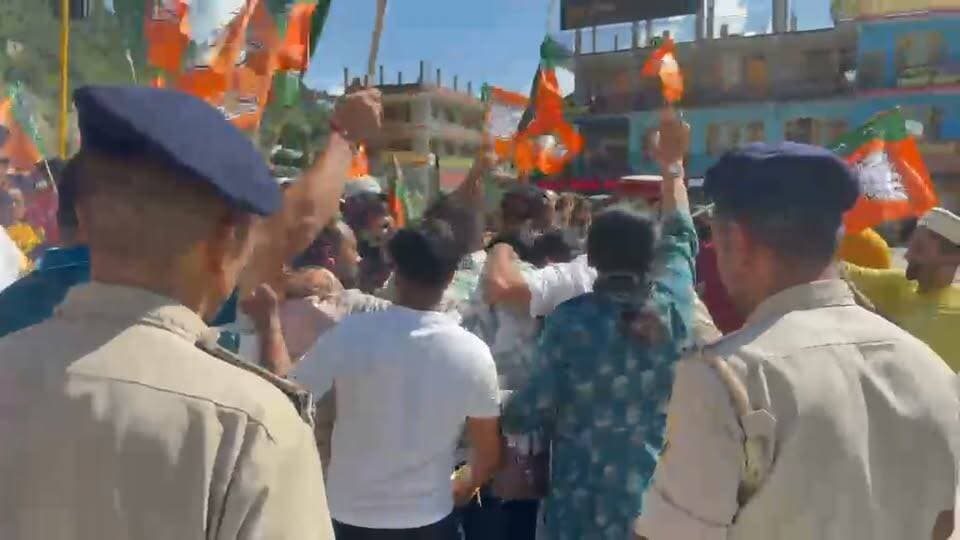 आज भाजपा पार्वती मंडल ने भुंतर गोलचौक में धरना दिया,ओर प्रदेश सरकार का पुतला जलाया