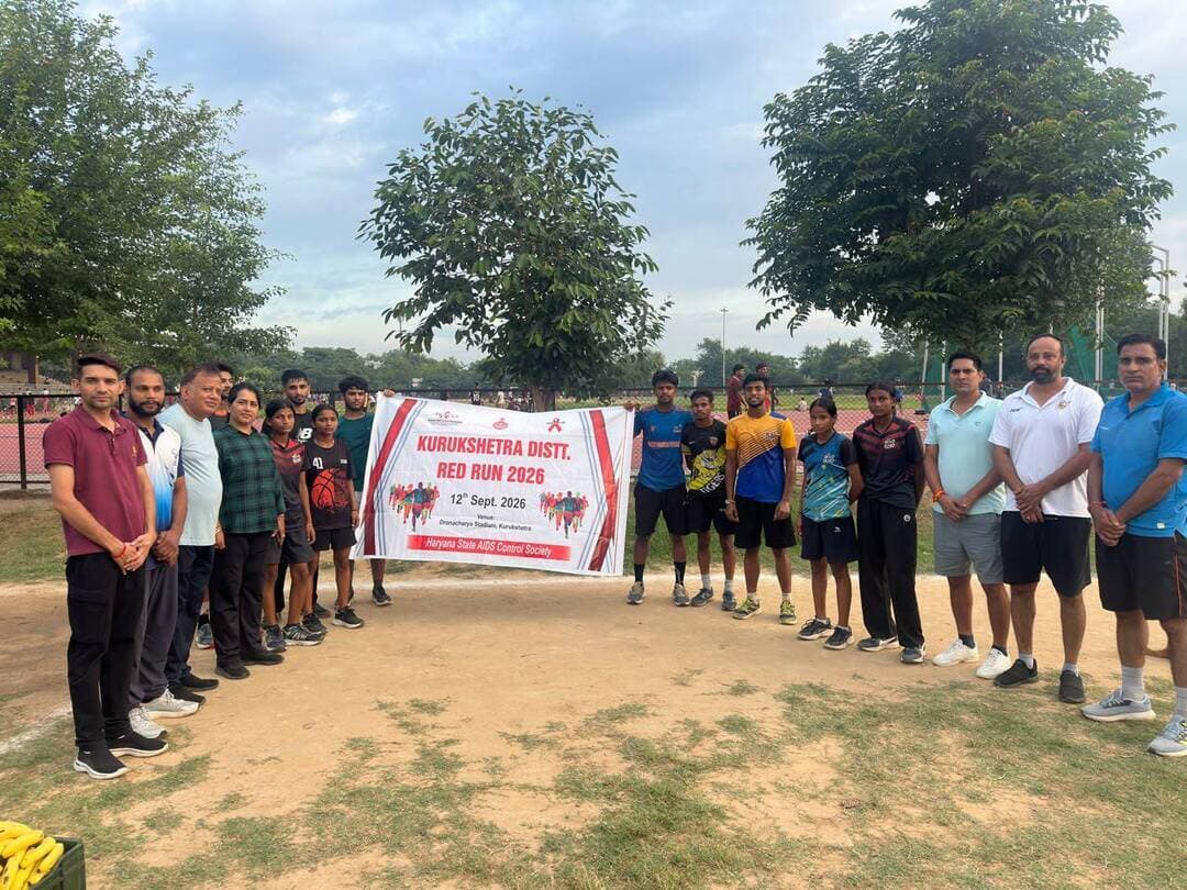 जिला रेड रन मैराथन-2026 के माध्यम से दिया HIV/AIDS जागरूकता का संदेश
द्रोणाचार्य स्टेडियम में युवाओं व रेड रिबन क्लब के विद्यार्थियों ने लिया बढ़-चढ़कर हिस्सा
कुरुक्षेत्र:- हरियाणा राज्य एड्स नियंत्रण सोसायटी (HSACS), जिला कुरुक्षेत्र द्वारा राष्ट्रीय एड्स नियंत्रण संगठन (NACO) के राष्ट्रीय एड्स नियंत्रण कार्यक्रम के तहत आज द्रोणाचार्य स्टेडियम, कुरुक्षेत्र में जिला रेड रन मैराथन-2026 (HIV/AIDS Awareness Marathon) का सफल आयोजन किया गया। कार्यक्रम का मुख्य उद्देश्य युवाओं एवं आमजन को HIV/AIDS के प्रति जागरूक करना तथा समाज में HIV संक्रमित व्यक्तियों के प्रति भेदभाव समाप्त करने का संदेश देना रहा।
कार्यक्रम का नेतृत्व उप सिविल सर्जन डॉ. रमेश सभरवाल ने किया। इस अवसर पर DISHA टीम के सदस्यों सहित बड़ी संख्या में युवा एवं रेड रिबन क्लब से जुड़े विद्यार्थियों ने भाग लिया।
कार्यक्रम को संबोधित करते हुए डॉ. रमेश सभरवाल ने प्रतिभागियों को HIV संक्रमण के फैलने के कारणों, इससे बचाव के उपायों तथा रोकथाम के संबंध में विस्तृत जानकारी दी। उन्होंने कहा कि HIV/AIDS को लेकर समाज में जागरूकता फैलाना बेहद जरूरी है। उन्होंने लोगों से आह्वान किया कि HIV संक्रमित व्यक्तियों के साथ किसी भी प्रकार का भेदभाव न किया जाए और उनके प्रति संवेदनशील एवं सहयोगात्मक व्यवहार किया जाए।
मैराथन में लड़कों और लड़कियों की श्रेणी में प्रथम, द्वितीय एवं तृतीय स्थान प्राप्त करने वाले विजेताओं को क्रमशः 2500 रुपये, 1500 रुपये और 1000 रुपये की पुरस्कार राशि प्रदान की जाएगी। जिला स्तर पर चयनित विजेता प्रतिभागियों को आगे सोनीपत में आयोजित होने वाली राज्य स्तरीय रेड रन दौड़ में भाग लेने का अवसर मिलेगा।
कार्यक्रम के दौरान प्रतिभागियों को HIV/AIDS से संबंधित सही एवं विश्वसनीय जानकारी प्राप्त करने के लिए उपलब्ध संसाधनों के बारे में भी जागरूक किया गया। उन्हें 1097 हेल्पलाइन तथा breakfreeindia.org वेबसाइट के बारे में जानकारी दी गई। इन माध्यमों के जरिए HIV/AIDS से संबंधित गोपनीय परामर्श, सहायता एवं प्रमाणिक जानकारी प्राप्त की जा सकती है।
रेड रन मैराथन के माध्यम से युवाओं ने HIV/AIDS के प्रति जागरूकता फैलाने, भेदभाव समाप्त करने तथा स्वस्थ एवं संवेदनशील समाज के निर्माण का संदेश दिया।