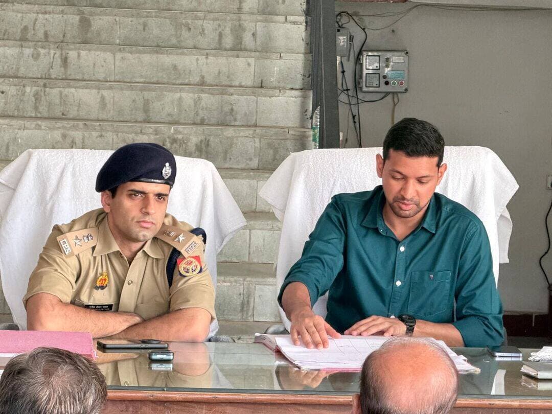 राठ में थाना समाधान दिवस में जिलाधिकारी एवं पुलिस अधीक्षक ने सुनीं जनसमस्याएं*
*भूमि एवं राजस्व संबंधी मामलों में संयुक्त टीम भेजकर निष्पक्ष एवं समयबद्ध निस्तारण के दिए निर्देश*
हमीरपुर। थाना समाधान दिवस के अवसर पर आज थाना राठ में जिलाधिकारी हमीरपुर श्री अभिषेक गोयल एवं पुलिस अधीक्षक हमीरपुर श्री मृगांक शेखर पाठक द्वारा जनसुनवाई की गई। अधिकारियों ने थाना क्षेत्र से आए फरियादियों की समस्याओं एवं प्रार्थना पत्रों को गंभीरता एवं संवेदनशीलता के साथ सुना तथा संबंधित अधिकारियों को शिकायतों का गुणवत्तापूर्ण, निष्पक्ष एवं समयबद्ध निस्तारण सुनिश्चित करने के निर्देश दिए।
समाधान दिवस में प्राप्त शिकायतों की समीक्षा करते हुए जिलाधिकारी एवं पुलिस अधीक्षक ने विशेष रूप से भूमि विवाद एवं राजस्व संबंधी प्रकरणों में राजस्व एवं पुलिस विभाग की संयुक्त टीम गठित कर मौके पर जाकर स्थलीय जांच करने तथा नियमानुसार प्रभावी कार्रवाई करने के निर्देश दिए। अधिकारियों ने कहा कि शिकायतों का निस्तारण केवल औपचारिकता तक सीमित न रहे, बल्कि शिकायतकर्ता को वास्तविक एवं स्थायी राहत उपलब्ध कराई जाए।
जिलाधिकारी ने संबंधित अधिकारियों को निर्देशित किया कि प्राप्त शिकायतों पर की गई कार्रवाई की नियमित समीक्षा करते हुए निर्धारित समयसीमा में निस्तारण सुनिश्चित किया जाए। उन्होंने राजस्व एवं पुलिस विभाग को आपसी समन्वय के साथ कार्य करने तथा भूमि विवादों के मामलों में राजस्व अभिलेख एवं मौके की स्थिति का परीक्षण कर निष्पक्ष कार्रवाई करने के निर्देश दिए।
पुलिस अधीक्षक ने पुलिस अधिकारियों एवं कर्मचारियों को निर्देशित किया कि जनसामान्य की शिकायतों को गंभीरता से लेते हुए नियमानुसार त्वरित कार्रवाई सुनिश्चित की जाए तथा कानून-व्यवस्था से संबंधित मामलों में किसी प्रकार की शिथिलता न बरती जाए।
इस अवसर पर संबंधित राजस्व एवं पुलिस विभाग के अधिकारी/कर्मचारी उपस्थित रहे।