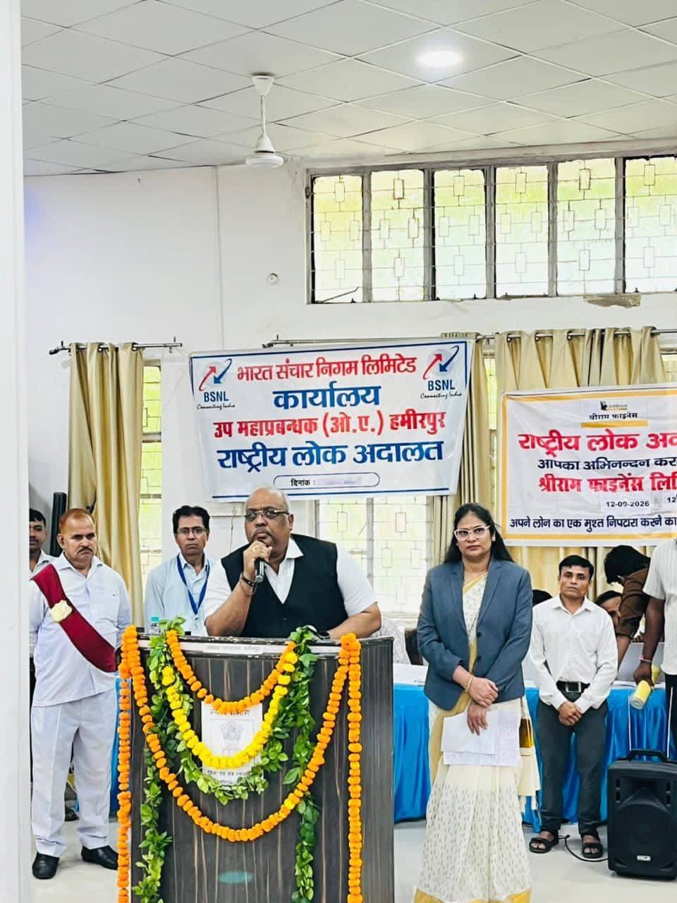 हमीरपुर में राष्ट्रीय लोक अदालत में कुल 19,751 वादों का हुआ निस्तारण*
*आपसी सुलह-समझौते से विवादों का समाधान, पक्षकारों के चेहरों पर आई खुशी*
हमीरपुर। माननीय जनपद न्यायाधीश/अध्यक्ष, जिला विधिक सेवा प्राधिकरण, हमीरपुर श्री मनोज कुमार राय के मार्गदर्शन एवं सचिव, जिला विधिक सेवा प्राधिकरण, हमीरपुर श्रीमती वंदना अग्रवाल के निर्देशन में आज दिनांक 12 सितम्बर 2026 को जनपद न्यायालय परिसर, हमीरपुर में राष्ट्रीय लोक अदालत का आयोजन किया गया। लोक अदालत में न्यायिक अधिकारियों, राजस्व विभाग तथा विभिन्न बैंकों द्वारा सुलह-समझौते के आधार पर वादों एवं प्रीलिटिगेशन मामलों का निस्तारण किया गया।
राष्ट्रीय लोक अदालत में न्यायालयों के माध्यम से कुल 5,979 वादों का निस्तारण किया गया। इसके अतिरिक्त राजस्व विभाग द्वारा कुल 13,772 वादों का निस्तारण किया गया। इस प्रकार न्यायालय एवं राजस्व विभाग के माध्यम से कुल 19,751 वादों का निस्तारण हुआ। विभिन्न बैंकों द्वारा जनपद में स्थापित प्रीलिटिगेशन मामलों का भी सुलह-समझौते के आधार पर निस्तारण किया गया।
न्यायालयों में निस्तारित वादों में कुल ₹6,46,06,824 की धनराशि संबंधित मामलों में प्राप्त/समायोजित की गई। न्यायालय एवं राजस्व विभाग सहित विभिन्न मामलों के निस्तारण से कुल ₹8,60,65,084 की धनराशि का निपटारा/समझौता किया गया।
लोक अदालत के दौरान लंबे समय से लंबित मामलों को आपसी सहमति एवं सुलह-समझौते के माध्यम से समाप्त कराने पर विशेष जोर दिया गया। परक्राम्य लिखत अधिनियम (एनआई एक्ट) के एक लंबित मामले तथा एक सिविल वाद का भी दोनों पक्षों की आपसी सहमति से सफलतापूर्वक निस्तारण किया गया। इससे संबंधित पक्षकारों को त्वरित एवं सुलभ न्याय प्राप्त हुआ तथा अनावश्यक मुकदमेबाजी से राहत मिली।
परिवार न्यायालय में भी विभिन्न वैवाहिक मामलों का सुलह-समझौते के आधार पर निस्तारण कराया गया। कई मामलों में पति-पत्नी के बीच आपसी मतभेद दूर कर उन्हें पुनः साथ रहने के लिए सहमत कराया गया। समझौते के बाद परिवारों में पुनः खुशी का माहौल देखने को मिला।
राष्ट्रीय लोक अदालत के अवसर पर जनपद न्यायालय परिसर में ओडीओपी एवं “एक जिला-एक व्यंजन” से संबंधित स्टॉल भी लगाए गए। इसके अतिरिक्त लोगों को स्वास्थ्य संबंधी सुविधाएं उपलब्ध कराने के लिए निःशुल्क चिकित्सा शिविर का आयोजन किया गया। लोक अदालत में आने वाले पक्षकारों एवं आमजन के लिए सेल्फी प्वाइंट भी स्थापित किया गया।
लोक अदालत के समापन अवसर पर लोक अदालत के नोडल अधिकारी श्री राजीव कुमार द्वितीय द्वारा सभी न्यायिक अधिकारियों, प्रशासनिक अधिकारियों, अधिवक्ताओं, बैंक अधिकारियों, कर्मचारियों एवं सहयोगी संस्थाओं का आभार व्यक्त किया गया। उन्होंने कहा कि राष्ट्रीय लोक अदालत का उद्देश्य अधिक से अधिक मामलों का आपसी सुलह-समझौते के माध्यम से त्वरित एवं सरल निस्तारण कराकर आमजन को सुलभ न्याय उपलब्ध कराना है।