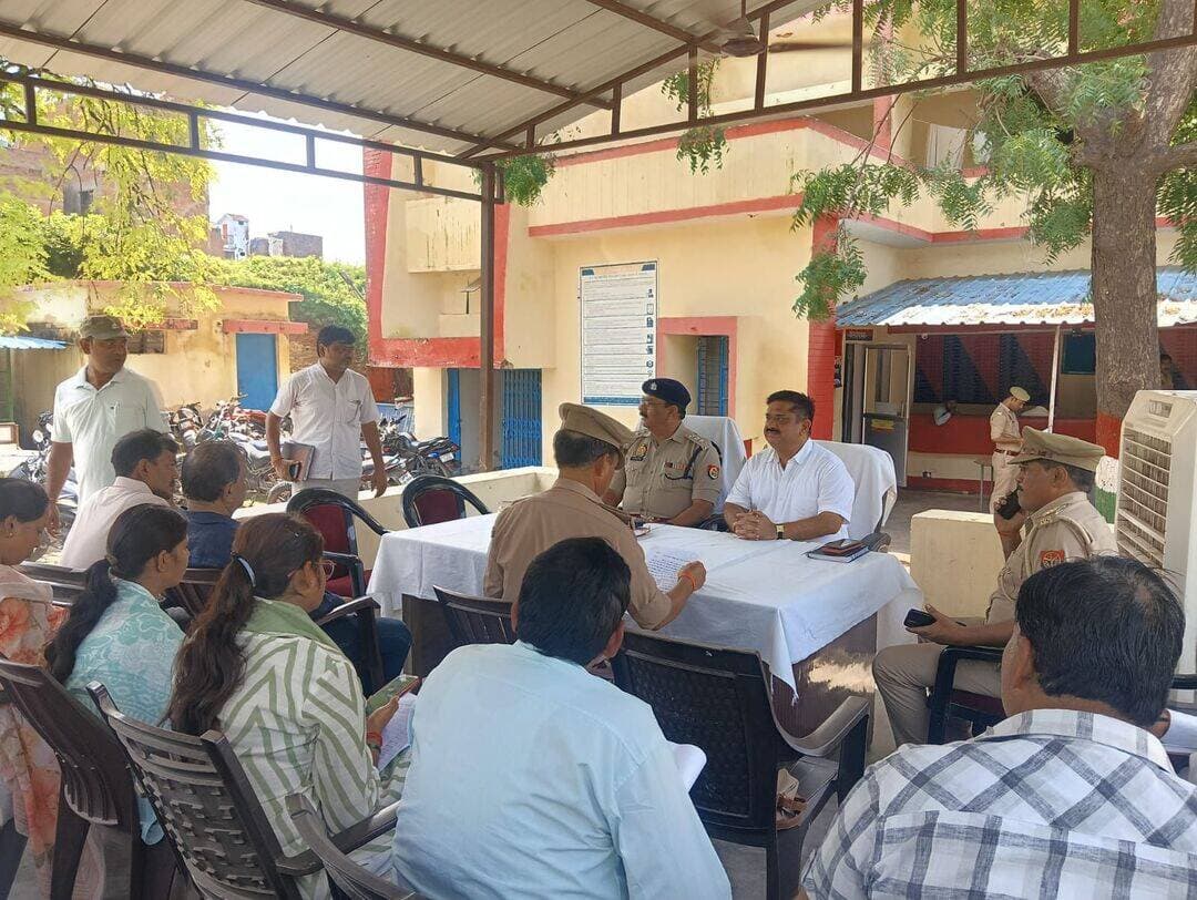 मौदहा थाना समाधान दिवस पर आईं दो शिकायतें
मौदहा हमीरपुर। महीने के दूसरे शनिवार को आयोजित थाना समाधान दिवस पर राजस्व विभाग से जुडी दो शिकायतें दर्ज की गई जिन्हे निस्तारण के लिए भेजा गया है।
कस्बे की कोतवाली में आयोजित थाना समाधान दिवस की अध्यक्षता संयुक्त रूप से उपजिलाधिकारी कर्णवीर सिंह और क्षेत्राधिकारी राजकुमार पाण्डेय ने की। इस दौरान राजस्व विभाग से जुडे दो मामले दर्ज किए गए जिनके जल्द और गुणवत्ता पूर्ण निस्तारण के लिए सम्बंधित को भेजा गया है। इस दौरान बिजली विभाग, नगरपालिका, राजस्व विभाग के जिम्मेदार मौजूद रहे।
फोटो-02,समाधान में शिकायत सुनते हुए