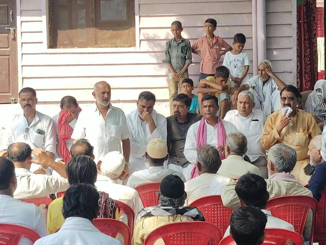 मौदहा में पीडीए पंचायत में सरकार को घेरा, जिसके मुख्य अतिथि पूर्व कैबिनेट मंत्री बादशाह सिंह रहे.
मौदहा हमीरपुर। आगामी विधानसभा चुनावों को देखते हुए जहाँ सभी राजनीतिक दलों ने अपनी गोंटें बिछाना शुरू कर दी हैं तो वहीं समाजवादी पार्टी पिछडा, दलित और अल्पसंख्यक वोटों के भरोसे विधानसभा में पहुंचने की कोशिश कर रही है। इसी को लेकर शनिवार को कोतवाली क्षेत्र के मांचा में पीडीए चौपाल आयोजित की गई।
कोतवाली क्षेत्र के ग्राम मांचा में पीडीए पंचायत का आयोजन किया गया जिसके मुख्य अतिथि पूर्व कैबिनेट मंत्री बादशाह सिंह रहे। इस दौरान सपा नेताओं ने मौजूदा बीजेपी सरकार की दमन कारी नीति की जमकर आलोचना की और मौजूदा सरकार को बेरोजगारी, मंहगाई के लिए जिम्मेदार बताते हुए सभी मामलों फेल बताया। इतना ही नहीं वक्ताओं ने पिछडा, दलित और अल्पसंख्यक वोटों के सहारे आगामी विधानसभा चुनावों में अखिलेश यादव के नेतृत्व में सपा की सरकार बनाने की बात कही।
इस दौरान मौलाना खान, नंदकिशोर शिवहरे, कुलदीप शुक्ला, घनश्याम साहू, अवधेश यादव, विनोद द्विवेदी, शादाब हुसैन बिट्टू, बबुआ भाई मांचा सहित सैकड़ों सपाई और ग्रामीण मौजूद रहे।
फोटो-01,सपा की पीडीए पंचायत