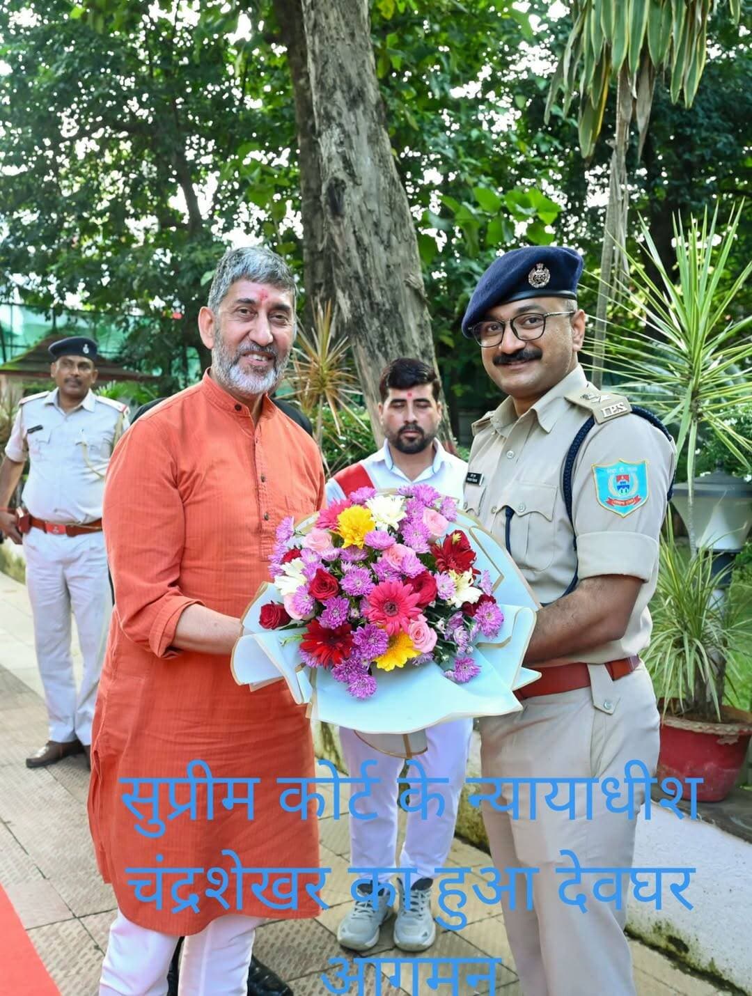 सुप्रीम कोर्ट के न्यायाधीश चंद्रशेखर का हुआ देवघर आगमन, पुलिस अधीक्षक ने पुष्प कुछ देकर किया स्वागत