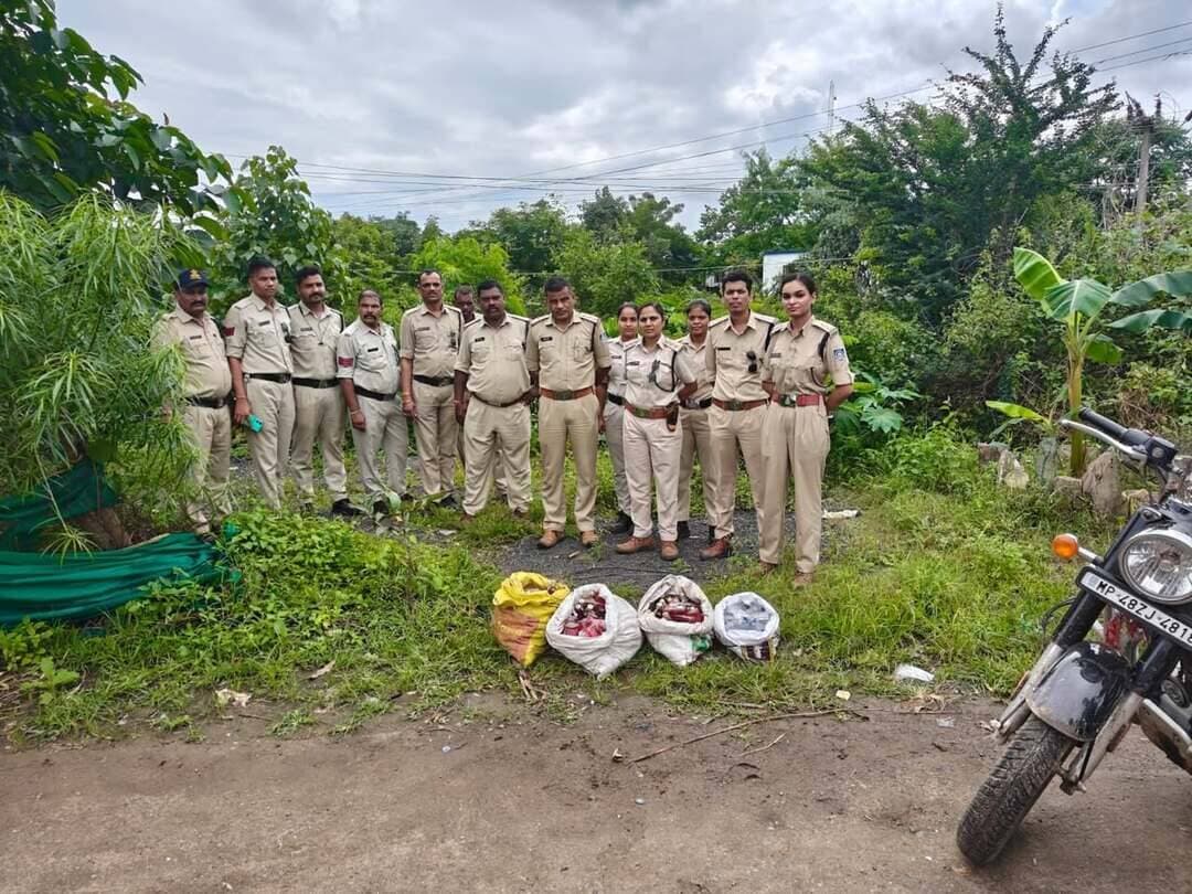 ➡️ दिनांक 12/09/2026 अवैध शराब के खिलाफ आबकारी एवं पुलिस की संयुक्त दबिश
कलेक्टर महोदय डॉ.सौरभ सोनवाणे व पुलिस अधीक्षक बैतूल श्री वीरेन्द्र जैन के आदेशानुसार एवं जिला आबकारी अधिकारी डॉ. अंशुमान सिंह चढ़ार के निर्देशानुसार बैतूल जिले में अवैध शराब गतिविधियों पर प्रभावी नियंत्रण एवं अंकुश लगाने हेतु आबकारी व पुलिस विभाग द्वारा वृत्त- चिचोली मे पाथाखेड़ा , गोलुमैदई, चिरापाटला, हैरावाड़ी में कार्यवाहि की गयी l उक्त कार्यवाही सहायक ज़िला आबकारी अधिकारी लीला सिंह मुकाती एवं चिचोली थाना प्रभारी हरिओम पटेल के नेतृत्व में की गई कार्यवाही के दौरान कुल 10 आपराधिक प्रकरण म.प्र. आबकारी अधिनियम 1915 की धारा 34(1) क च की धारा के तहत दर्ज किए गए। जिला दबिश की कार्यवाही में हाथ भट्टी मदिरा 28 लीटर, देशी प्लेन मदिरा 8 बल्क लीटर , विदेशी मदिरा 26 बल्क लीटर को मौके से जब्त किया गया और 80 किलोग्राम महुआ लाहन को मौके पर नष्ट किया गया l ज़ब्त मदिरा और लहान का अनुमानित मूल्य लगभग 176000/- रुपए है। उक्त कार्यवाही में उप निरीक्षक श्री पंकज लोखंडे , सुश्री पूजा मालवीय , सुश्री जुथिका वर्मा , पुलिस थाना चिचोली के स्टॉफ तथा आबकारी के मुख्य आरक्षक ,आरक्षक और होमगार्ड सैनिक उपस्थित रहे l उक्त कार्यवाहियां निरंतर जारी रहेगी ।
CM Madhya Pradesh
Jansampark Madhya Pradesh
Home Department of Madhya Pradesh
Betul Police
#JansamparkMP
#बैतूल
#betul
