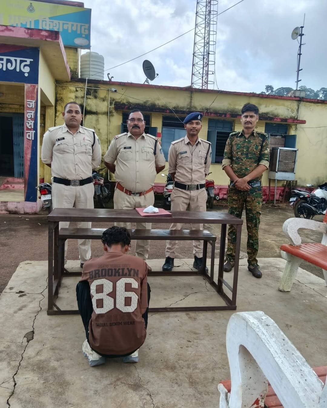 किशनगढ़ पुलिस का बड़ा खुलासा: चोरी के चांदी के कंगन बरामद, आरोपी गिरफ्तार
छतरपुर: किशनगढ़ थाना पुलिस ने देवगांव तिराहा के पास हुई आभूषण चोरी का खुलासा करते हुए एक आरोपी को गिरफ्तार किया है। पुलिस के मुताबिक आरोपी साहिल खान, निवासी बिजावर, के कब्जे से घटना में प्रयुक्त ग्लैमर मोटरसाइकिल और चोरी किए गए चांदी के एक जोड़ी कंगन, करीब ₹30 हजार कीमत के, बरामद किए गए हैं।
आरोपी को न्यायालय में पेश किया गया है। पुलिस अन्य संभावित आरोपियों की गिरफ्तारी और शेष चोरी के माल की बरामदगी के लिए प्रयास कर रही है।
<nis:link nis:type=tag nis:id=छतरपुर nis:value=छतरपुर nis:enabled=true nis:link/> <nis:link nis:type=tag nis:id=किशनगढ़ nis:value=किशनगढ़ nis:enabled=true nis:link/> <nis:link nis:type=tag nis:id=बिजावर nis:value=बिजावर nis:enabled=true nis:link/> <nis:link nis:type=tag nis:id=पुलिस nis:value=पुलिस nis:enabled=true nis:link/> <nis:link nis:type=tag nis:id=crimenews nis:value=CrimeNews nis:enabled=true nis:link/> <nis:link nis:type=tag nis:id=chhatarpurnews nis:value=ChhatarpurNews nis:enabled=true nis:link/> <nis:link nis:type=tag nis:id=bundelibhaukaalnews nis:value=BundeliBhaukaalNews nis:enabled=true nis:link/> <nis:link nis:type=tag nis:id=mpnews nis:value=MPNews nis:enabled=true nis:link/> <nis:link nis:type=tag nis:id=breakingnews nis:value=BreakingNews nis:enabled=true nis:link/>