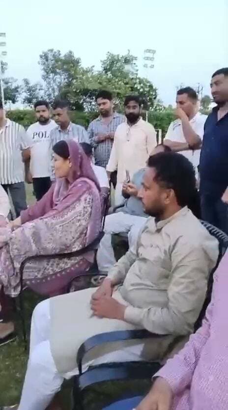बाड़े बंदी में गए टाक गुट के पार्षद उमीदवार मिले मंत्री से वीडियो वायरल!
मेहरुन्निसा टाक से भी हुई लंबी चर्चा
कैबिनेट मंत्री झाबर सिंह खर्रा ने पूर्व राज्य मंत्री मेहरुन्निसा टाक से भी अलग से लंबी चर्चा की। दोनों के बीच नगरपालिका चुनाव के परिणाम, वार्डवार स्थिति, संभावित समर्थन और बोर्ड गठन को लेकर बनने वाले समीकरणों पर विचार-विमर्श हुआ।
टाक की सक्रियता से भाजपा कार्यकर्ताओं में उत्साह
नगरपालिका चुनाव के दौरान पूर्व राज्य मंत्री मेहरुन्निसा टाक की सक्रियता भाजपा खेमे में लगातार चर्चा में रही। भाजपा एवं भाजपा समर्थित प्रत्याशियों के पक्ष में उन्होंने चुनावी गतिविधियों में भाग लिया। मतदान संपन्न होने के बाद भी उनकी सक्रियता बनी हुई है।