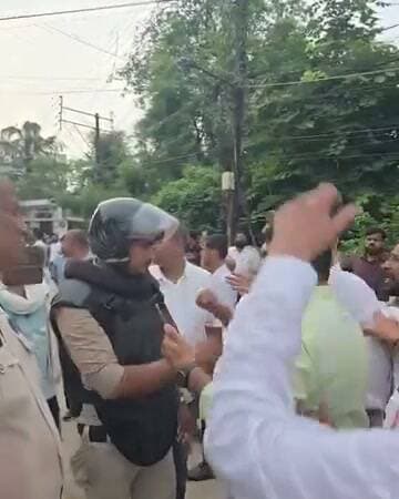 रीवा में नया सियासी ड्रामा: "कुर्ता फटा, तो टिकट पक्का!" 🤣🤣🔥
कांग्रेस के आंदोलन में मुद्दों की ऐसी हवा निकली कि पूरी सियासत सिर्फ 'फटे कुर्ते' पर आकर अटक गई! पुलिस की कार्रवाई अपनी जगह, लेकिन रीवा की जनता इस गजब के ड्रामे पर ले रही है फुल मजे। देखिए पूरी चटपटी रिपोर्ट हमारे बायो या लिंक में! 👇
रीवा पुलिस का गुप्त टैलेंट और जनता का मनोरंजन
उधर रीवा पुलिस के बारे में क्या ही कहें साहब! पुलिस की कार्रवाई कायदे से सही थी या गलत, इसका फैसला तो अदालत और कानून की लंबी फाइलें करेंगी… लेकिन फिलहाल शहर की जनता इस बात पर माथा पीट रही है कि आजकल आंदोलन में बड़े-बड़े नारों से ज्यादा वजनदार 'कुर्ते के चीथड़े' साबित हो रहे हैं। पुलिस ने कानून का डंडा चलाया या नहीं, यह तो जांच का विषय है, लेकिन फटे कुर्ते की इस नायाब राजनीति ने रीवा के लोगों को घर बैठे फुल-टू बॉलीवुड स्टाइल मनोरंजन जरूर दे दिया है।
अब देखना यह है कि इस 'कुर्ता फाड़' सियासी मुकाबले में अगला नंबर किसका आता है—नेताजी का, पुलिस का या फिर फटे हुए कपड़े बेचने वाले दर्जी का!
#RewaNews #KurtaFaadPolitics #MPPolitics #CongressProtest #VindhyaNews #PoliticalSatire #MadhyaPradeshComedy #ViralNewsMP