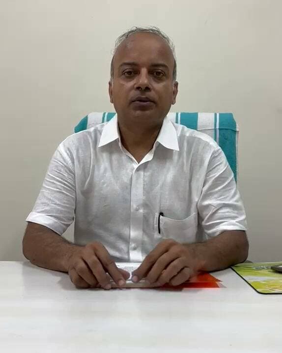 रीवा के अस्पतालों में अनाधिकृत वीडियोग्राफी और रील्स बनाने पर रोक को लेकर सोशल मीडिया पर इन दिनों कई तरह की भ्रामक और गलत खबरें तेजी से वायरल हो रही हैं। इन अफवाहों पर पूरी तरह विराम लगाने और सच्चाई सामने लाने के लिए संयुक्त संचालक एवं चिकित्सा अधीक्षक ने खुद मोर्चा संभालते हुए एक स्पष्ट वीडियो संदेश जारी किया है।
अधिकारियों ने साफ कर दिया है कि अस्पताल परिसर के भीतर मरीजों की गोपनीयता, सुरक्षा और चिकित्सा व्यवस्था की सुचारू रूप से बहाली को ध्यान में रखते हुए नियमों का पालन बेहद जरूरी है। आइए जानते हैं इस पूरे मामले की असलियत और वीडियो संदेश में क्या कुछ कहा गया है।
#RewaNews #MadhyaPradeshNews
